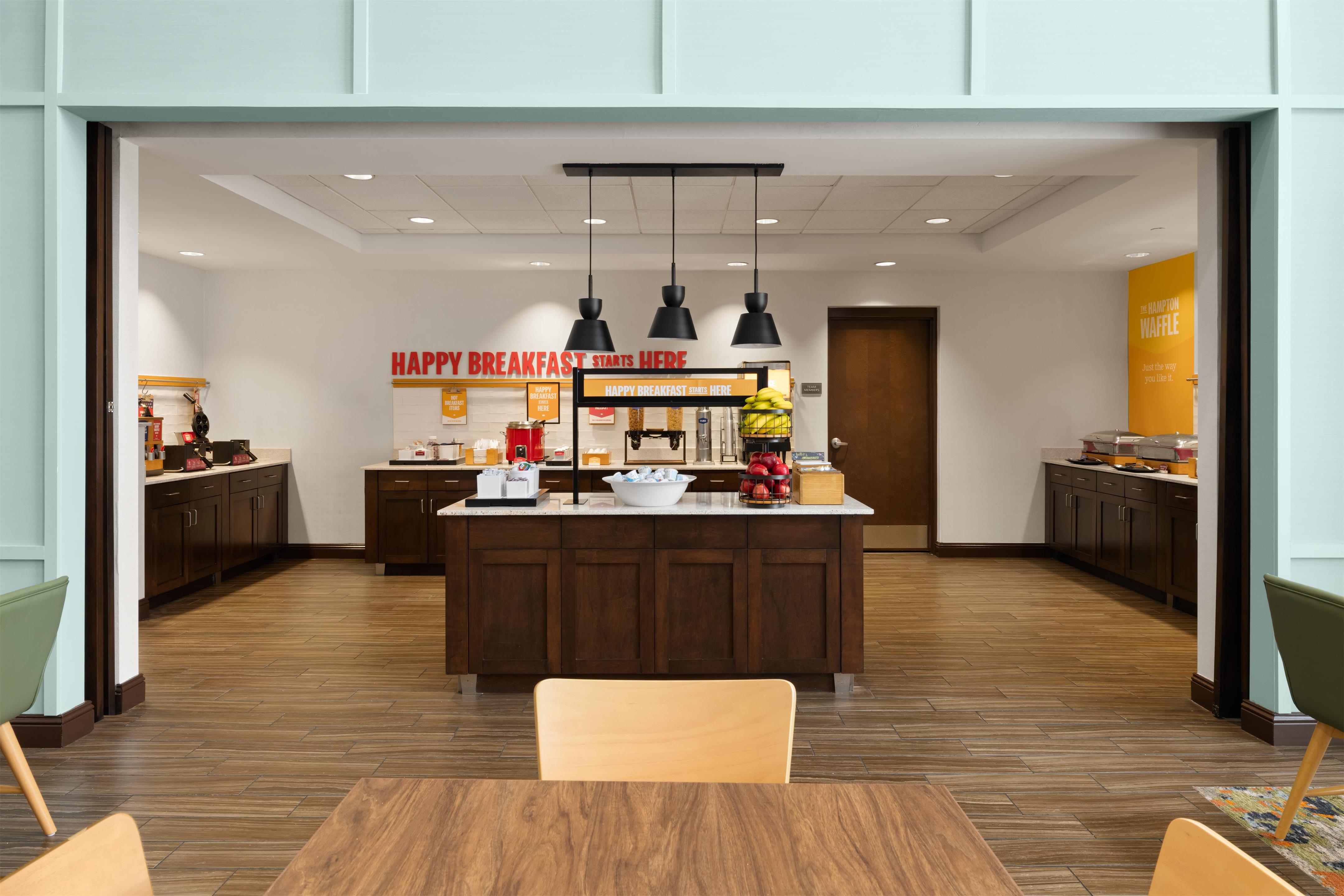 Breakfast Area | Hampton Inn & Suites Deland