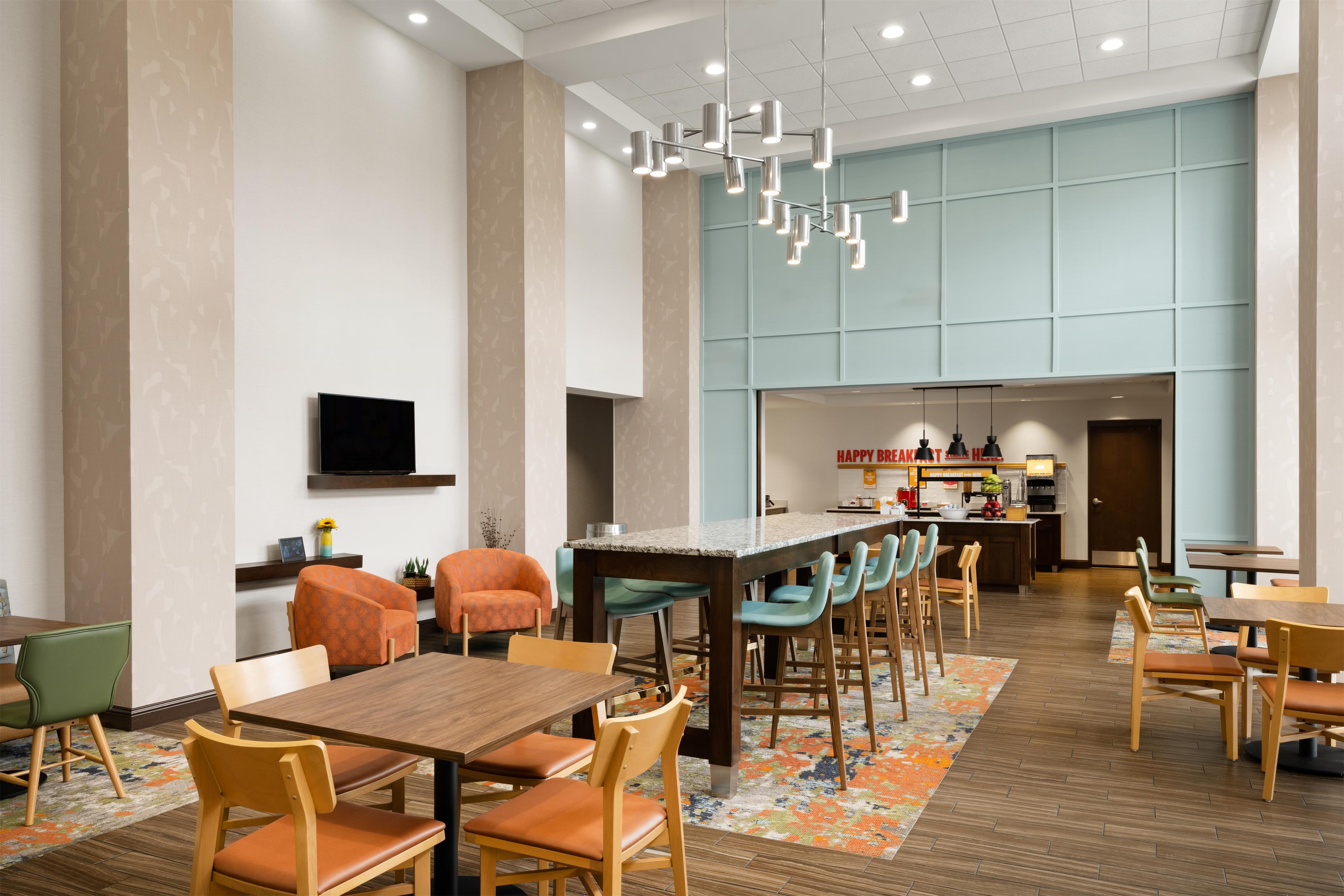 Breakfast Area | Hampton Inn & Suites Deland