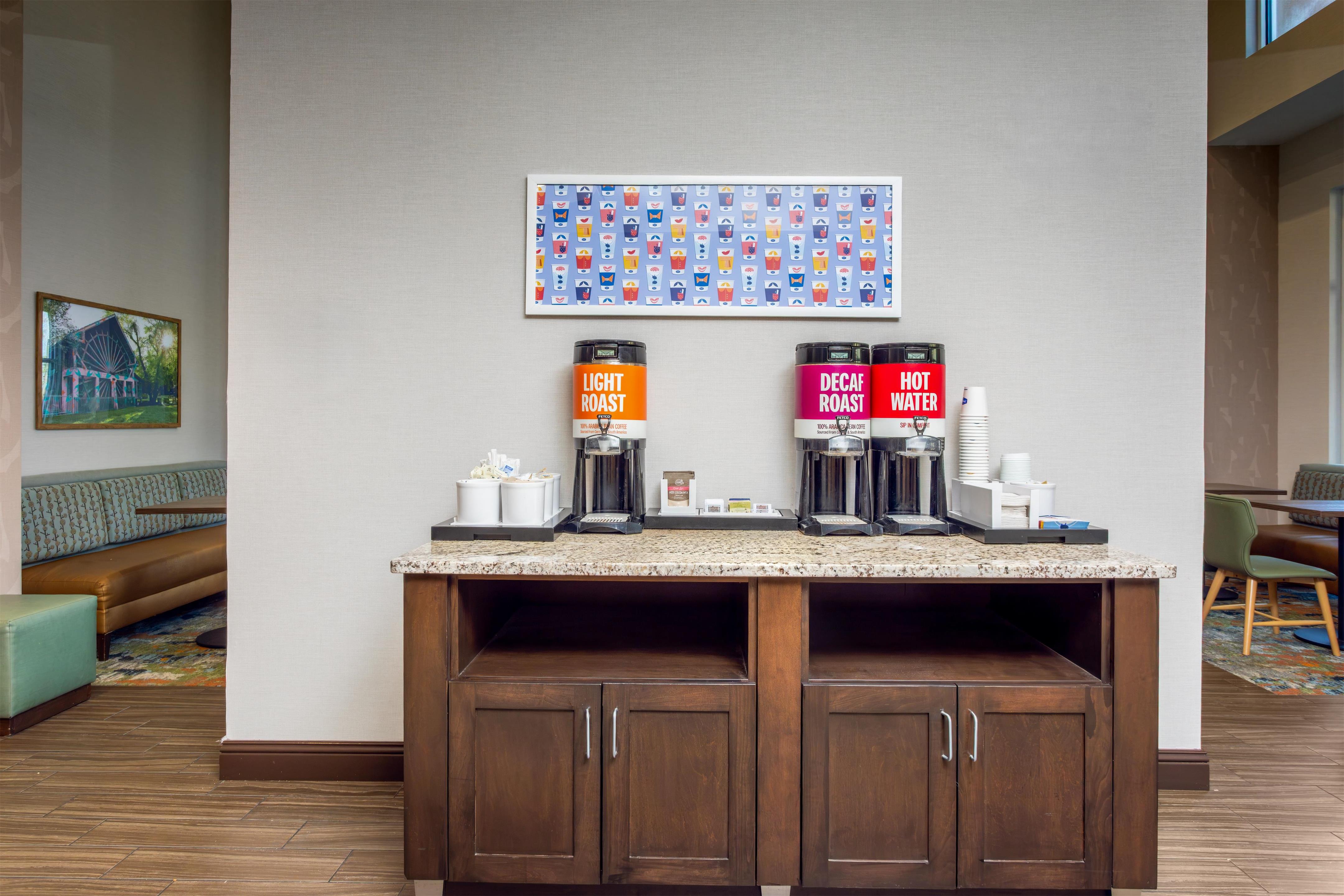 Breakfast Area | Hampton Inn & Suites Deland