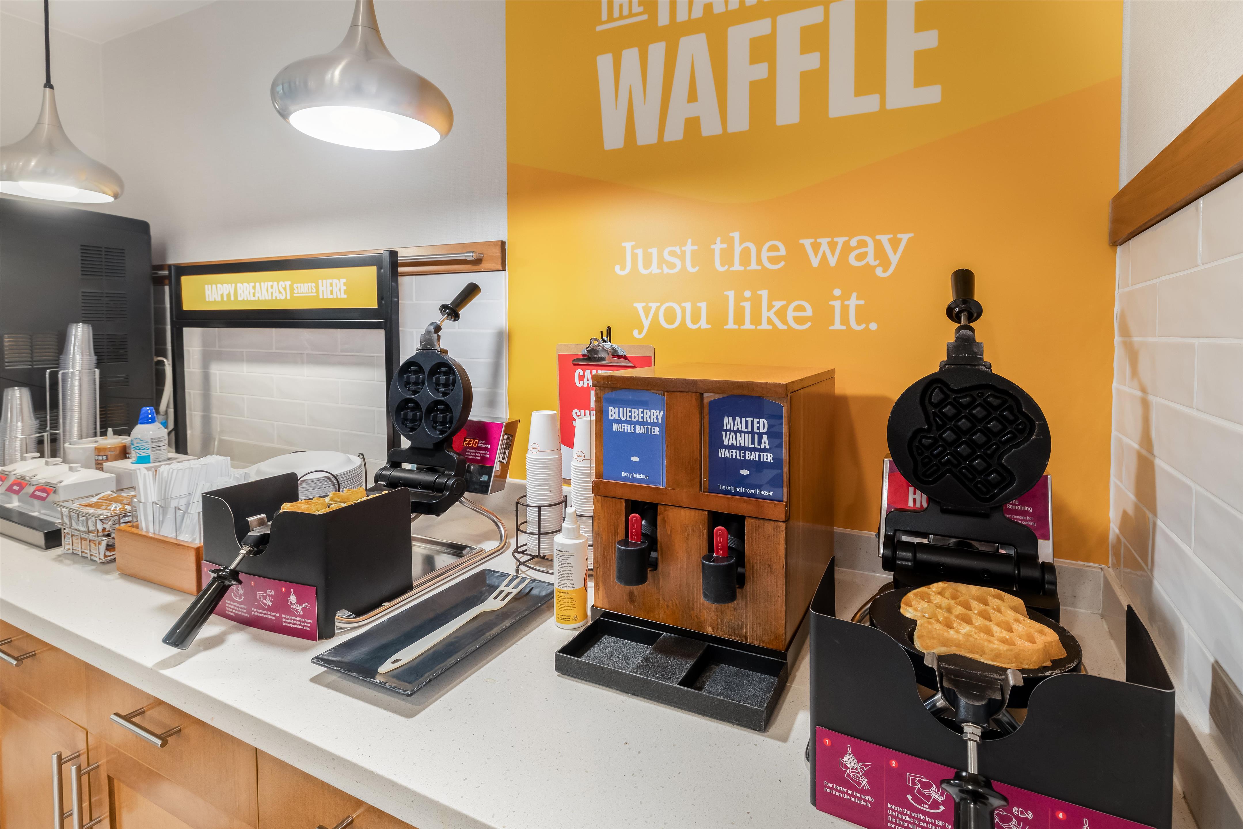 Breakfast Area | Hampton Inn & Suites Dallas/Plano-East