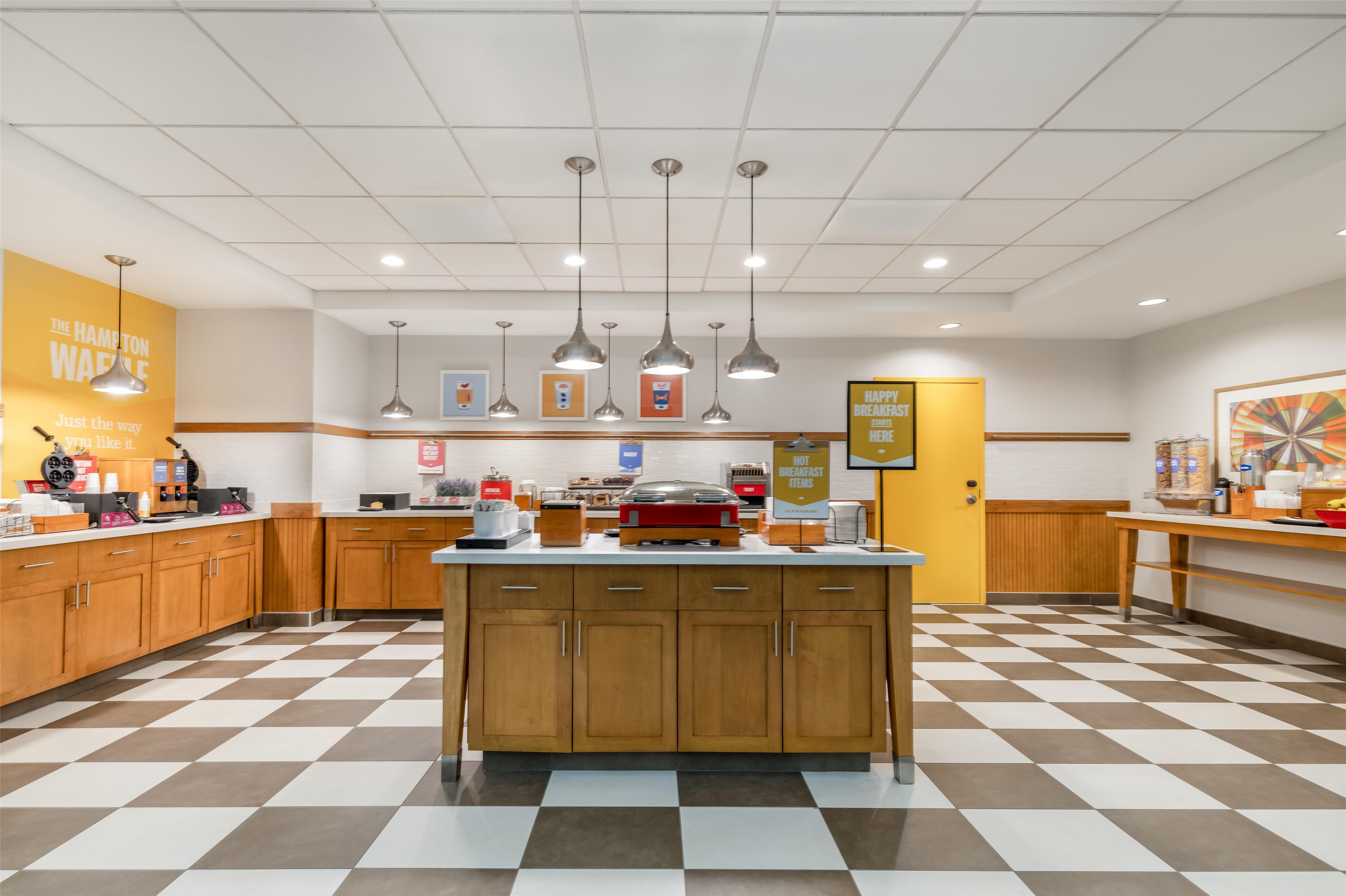 Breakfast Area | Hampton Inn & Suites Dallas/Plano-East