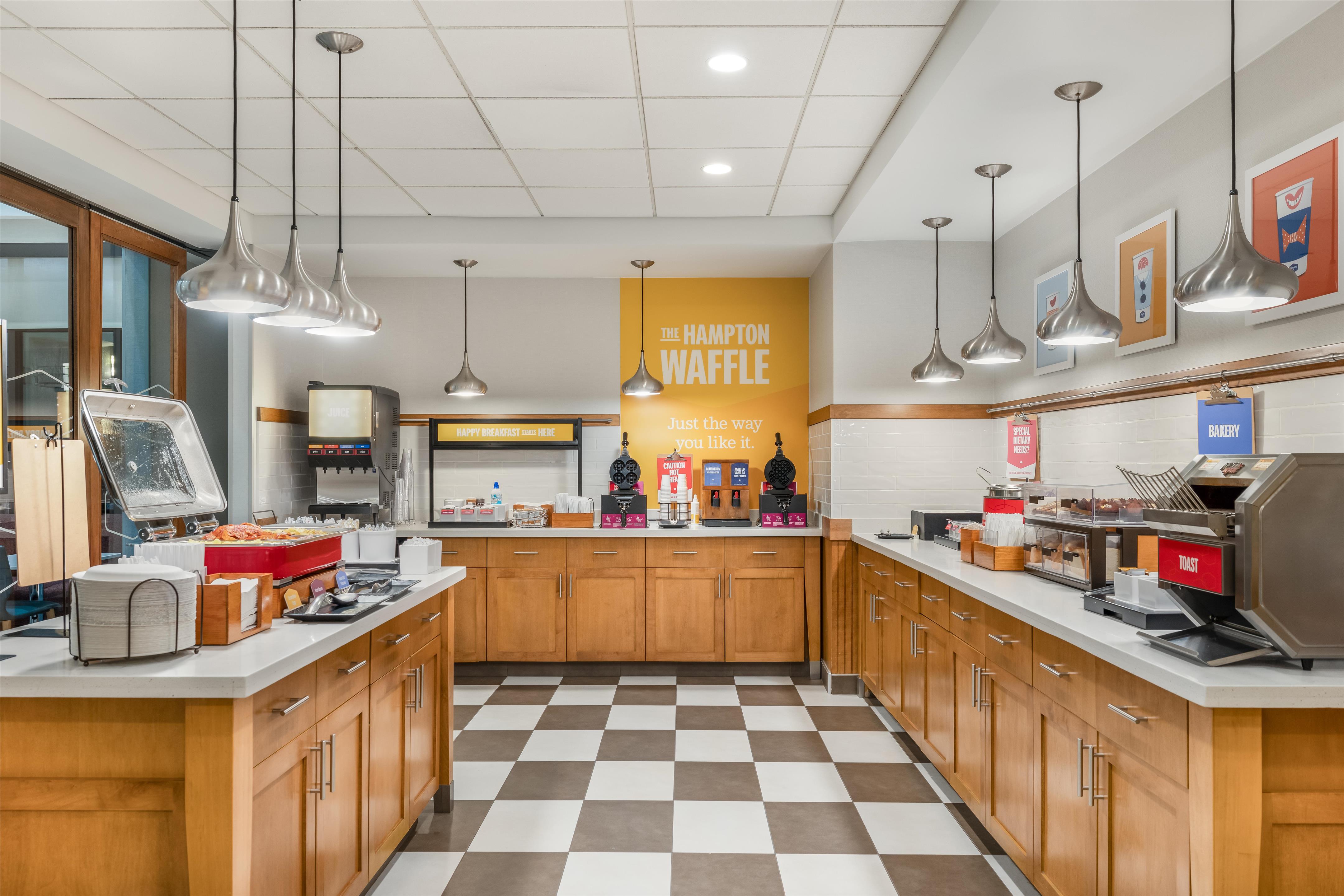 Breakfast Area | Hampton Inn & Suites Dallas/Plano-East