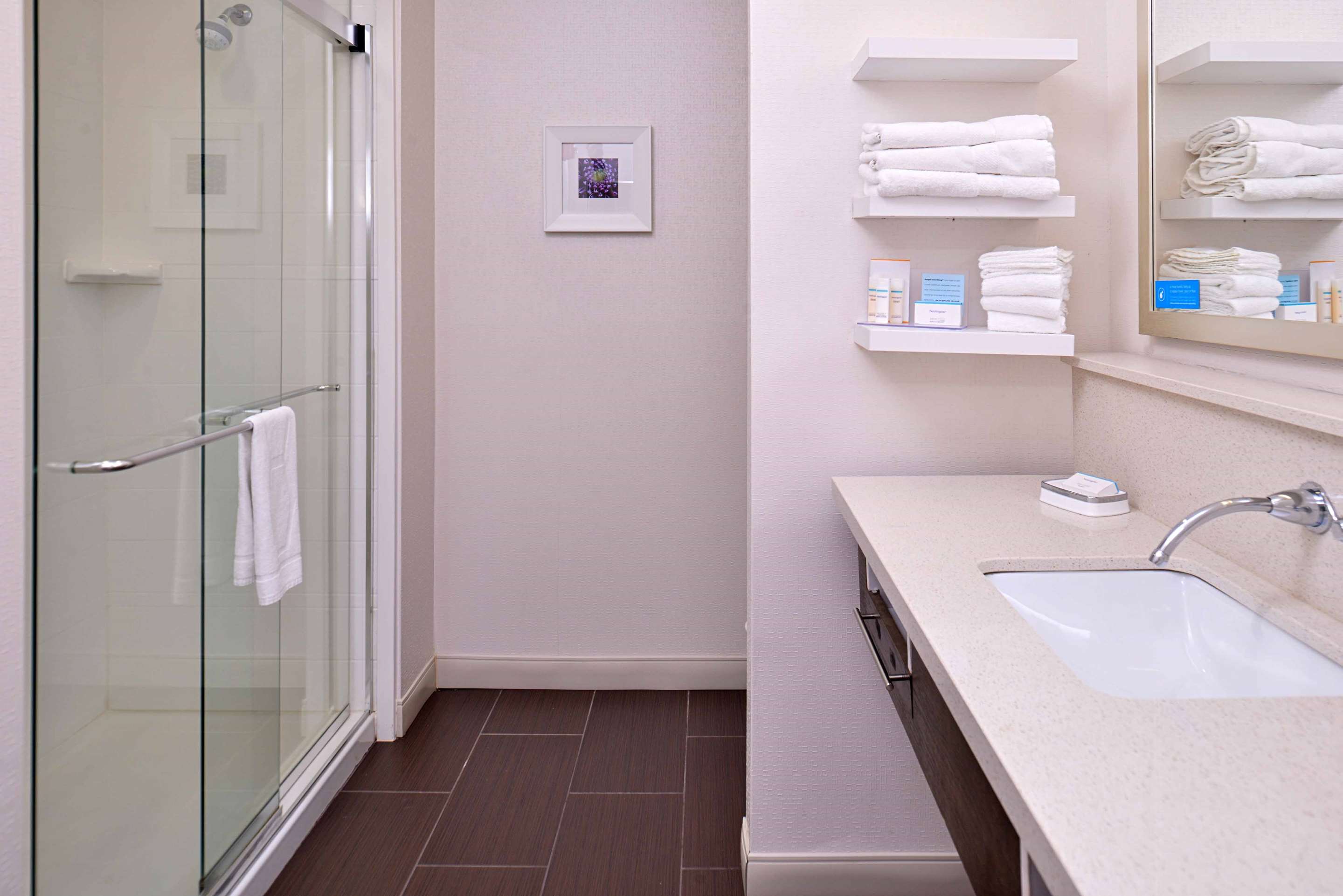 Guest room bath