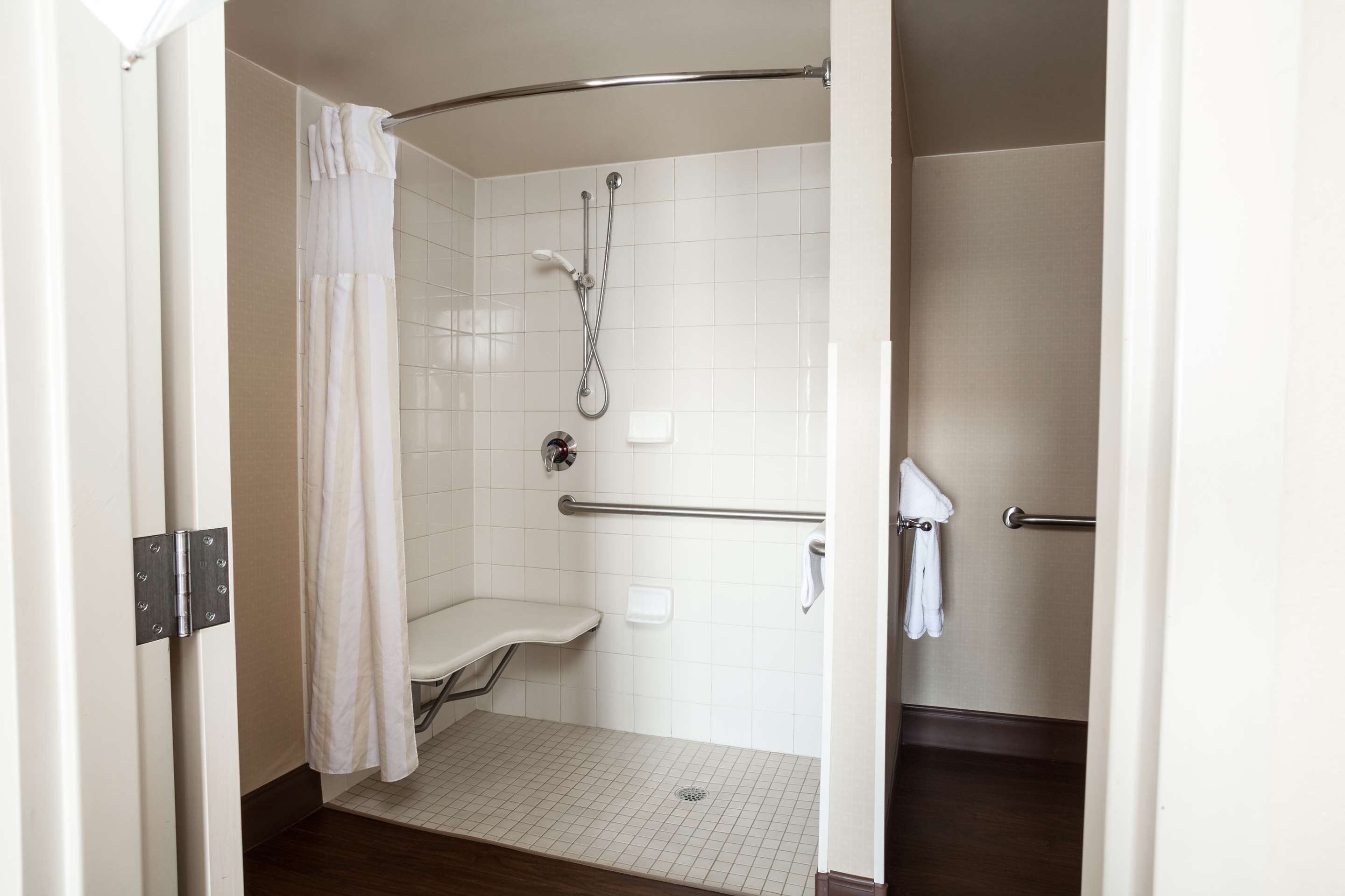Guest room bath