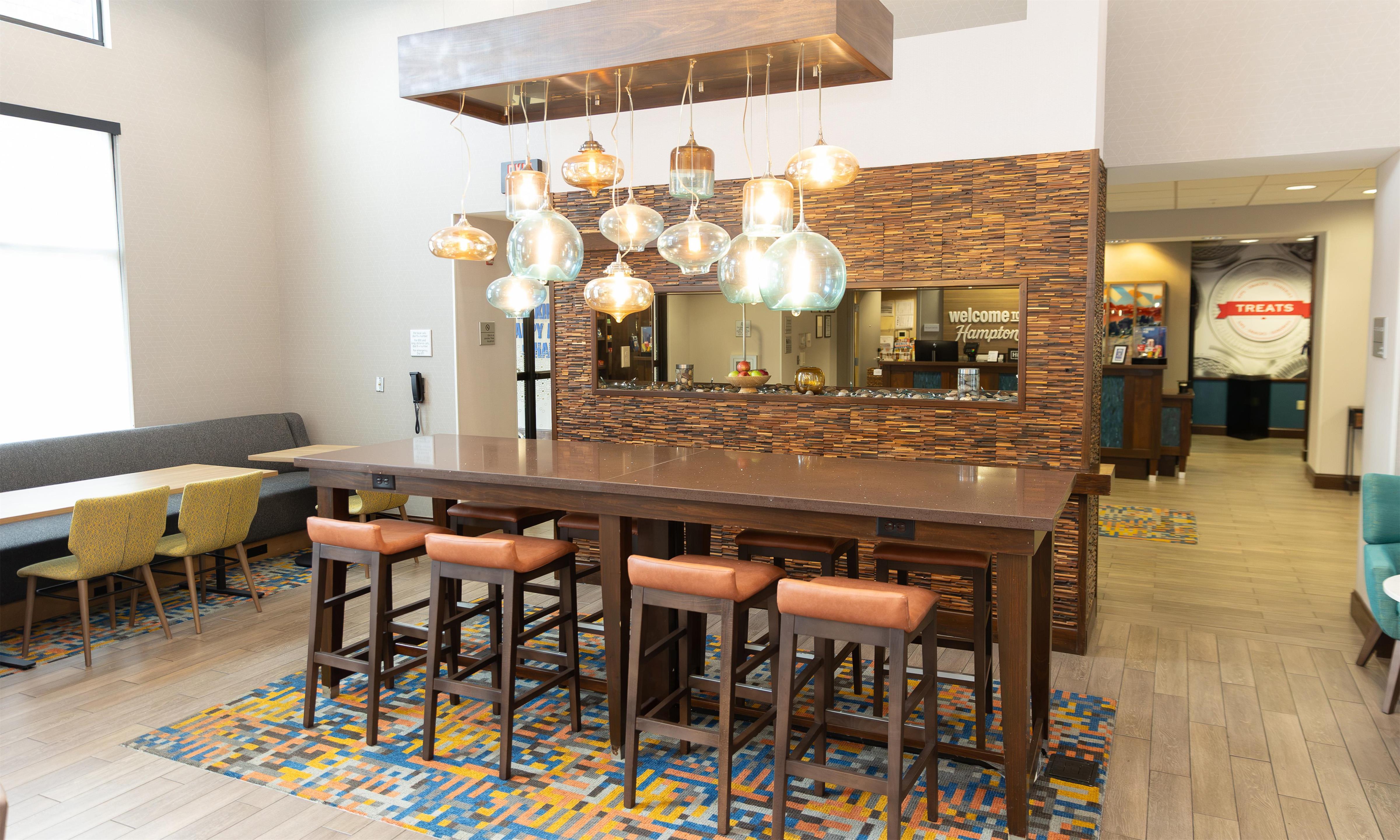 Breakfast Area | Hampton Inn & Suites Stroudsburg Pocono Mountains