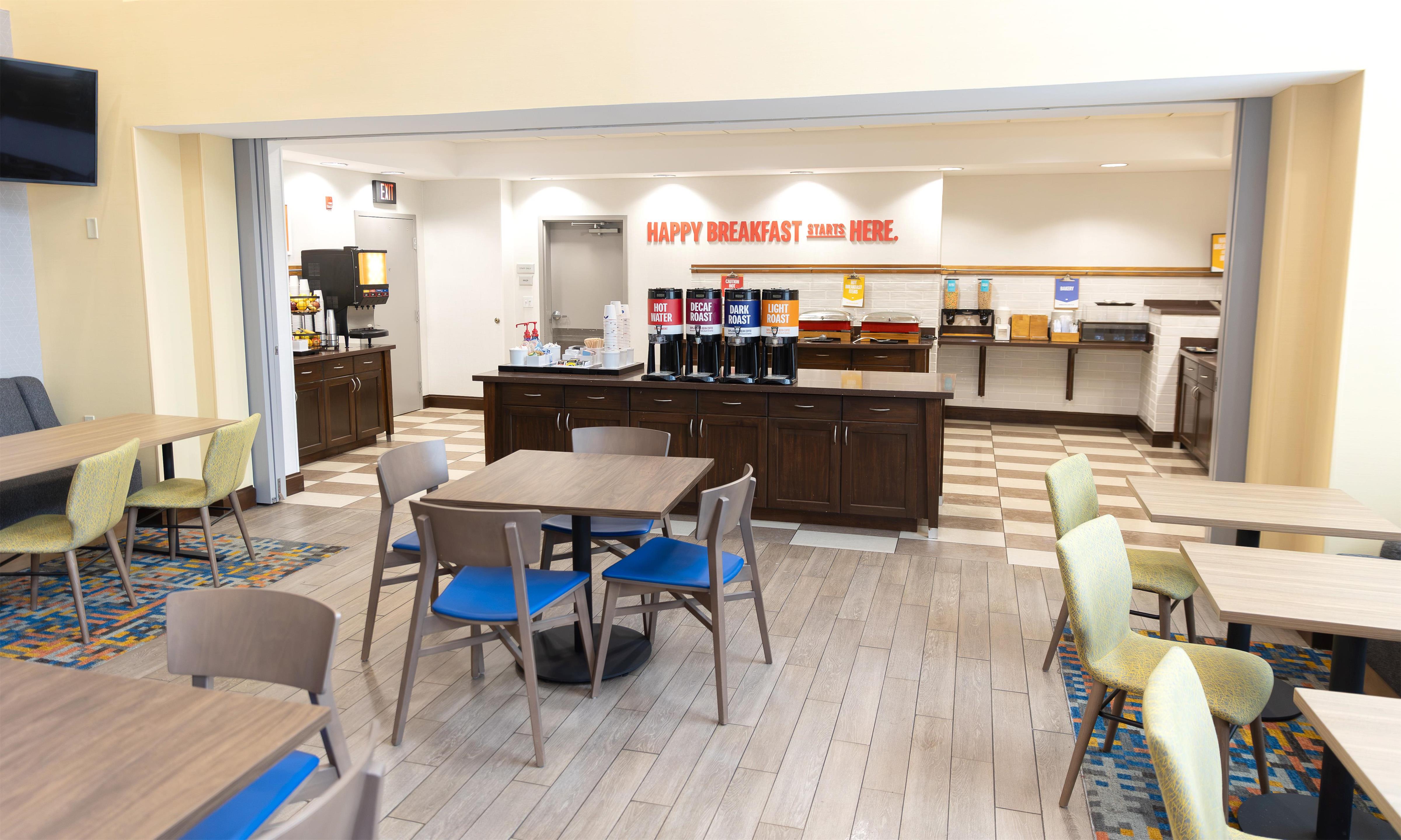Breakfast Area | Hampton Inn & Suites Stroudsburg Pocono Mountains