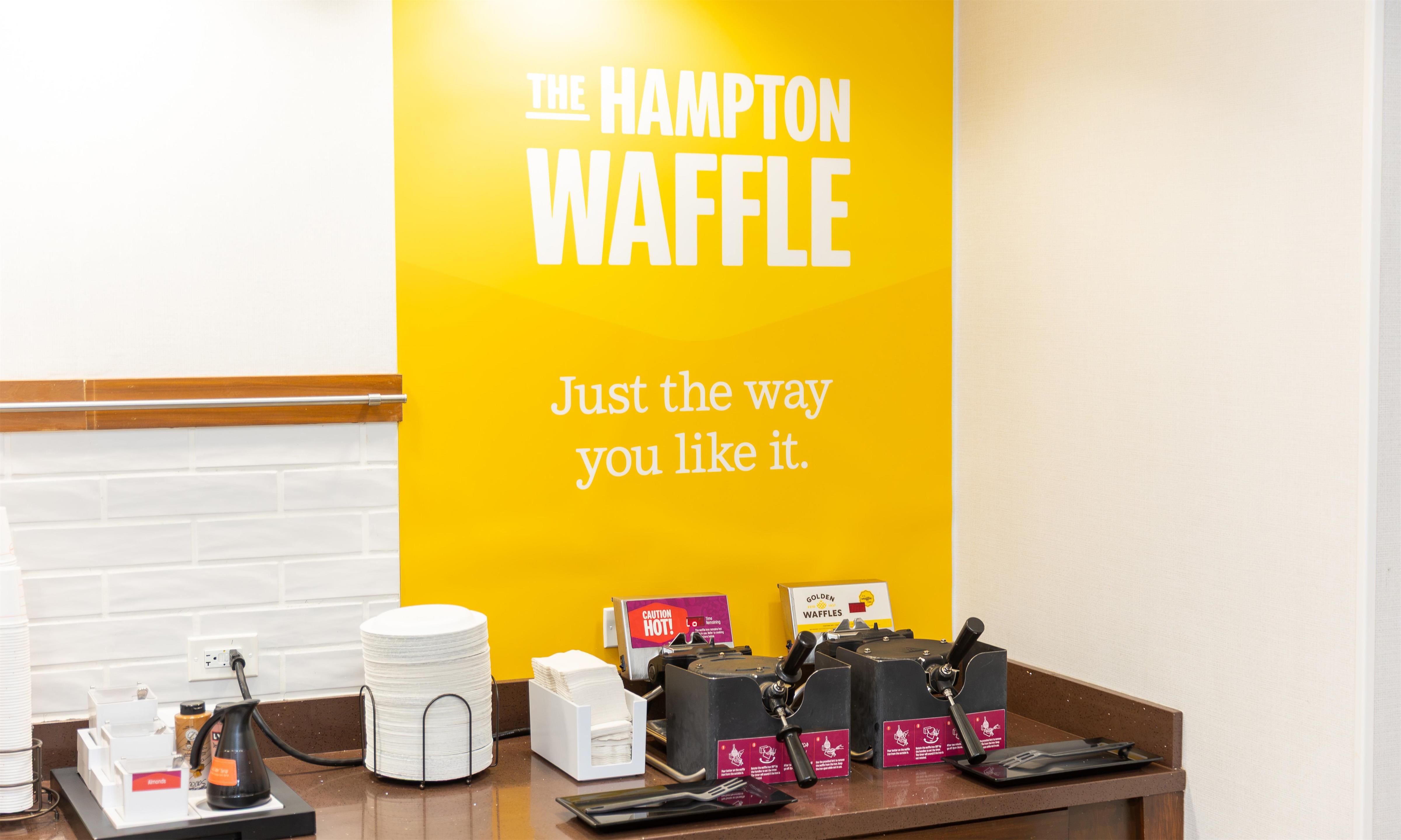Breakfast Area | Hampton Inn & Suites Stroudsburg Pocono Mountains
