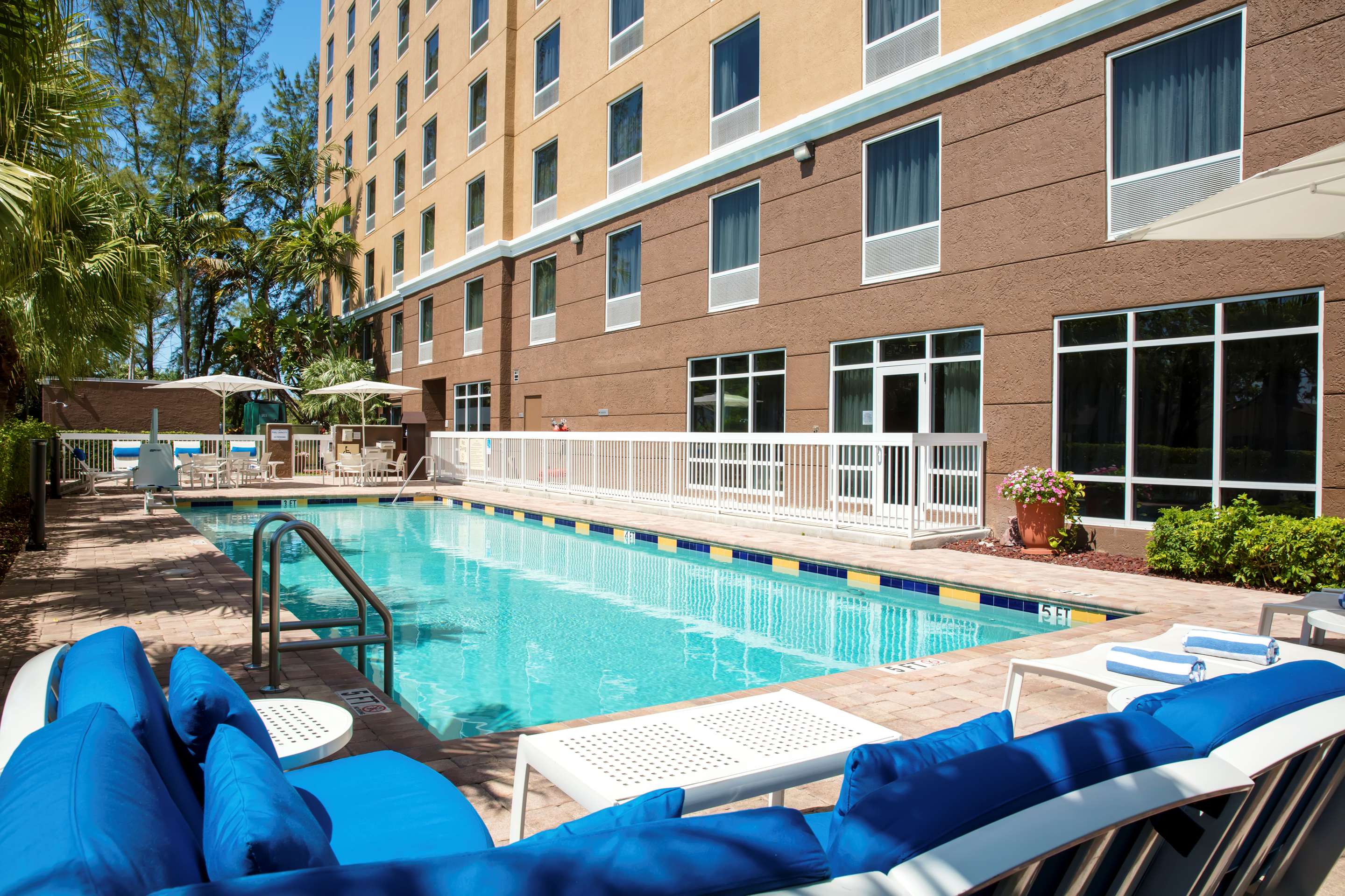 Pool | Hampton Inn Hallandale Beach-Aventura