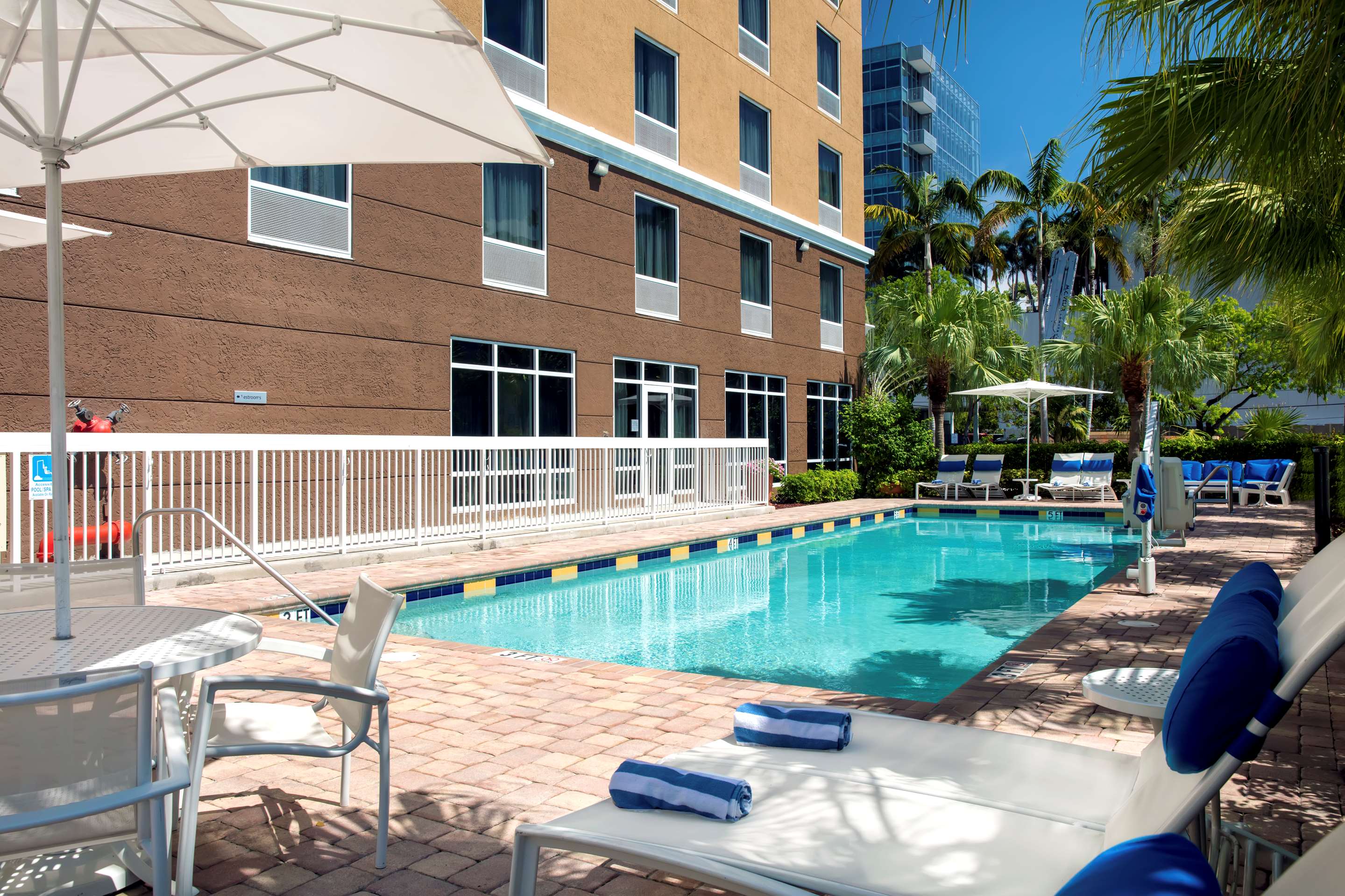 Pool | Hampton Inn Hallandale Beach-Aventura