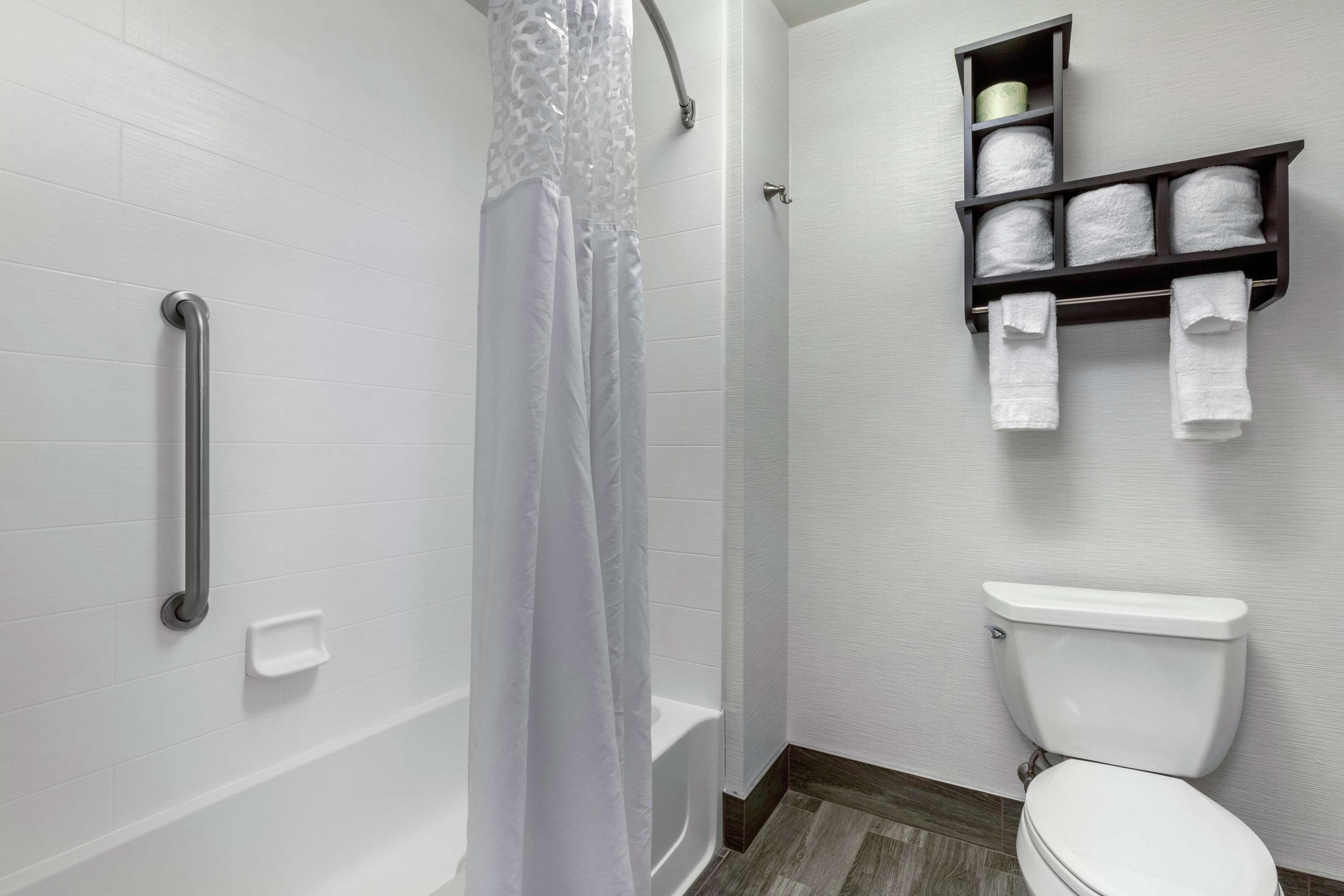 Guest room bath