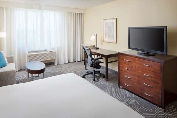  - DoubleTree by Hilton Commerce - I-5, Exit 129