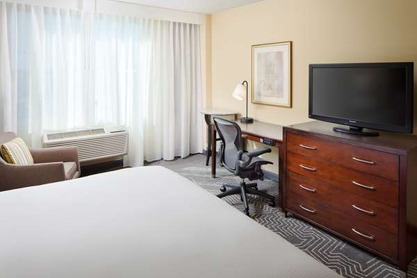  - DoubleTree by Hilton Commerce - I-5, Exit 129