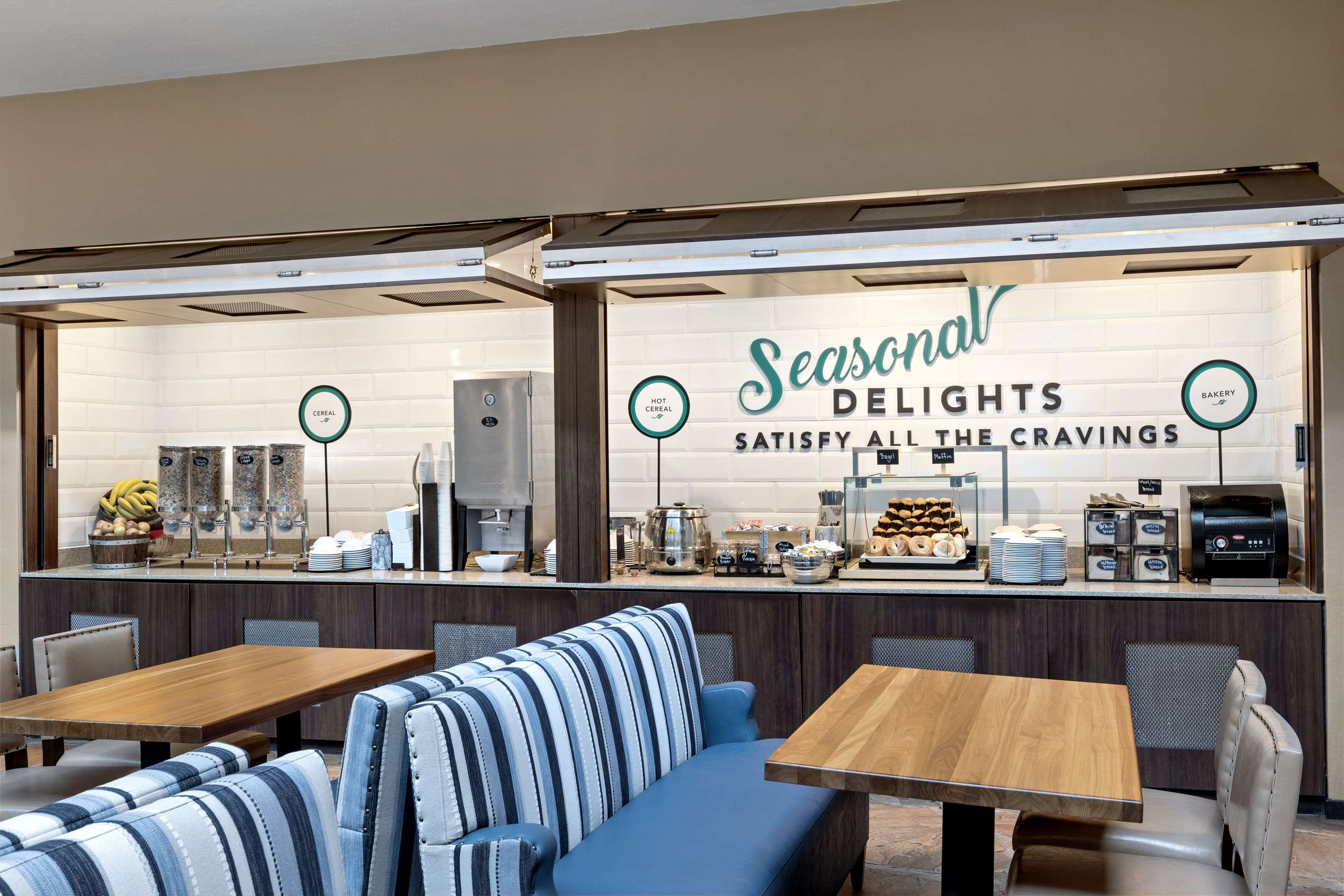 Breakfast Area | Embassy Suites by Hilton Los Angeles LAX South/El Segundo
