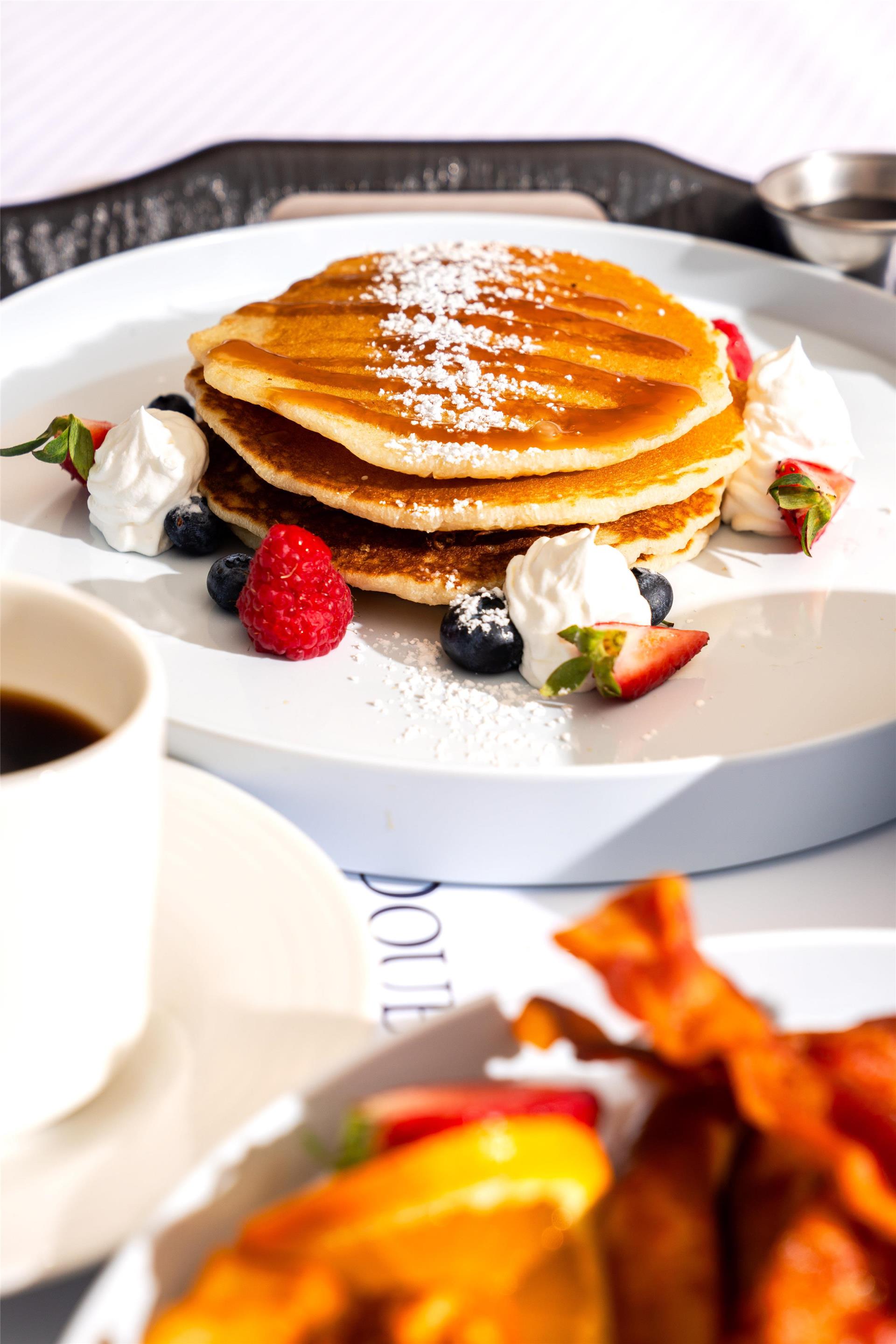 Breakfast Area | DoubleTree by Hilton Hotel Orlando at SeaWorld