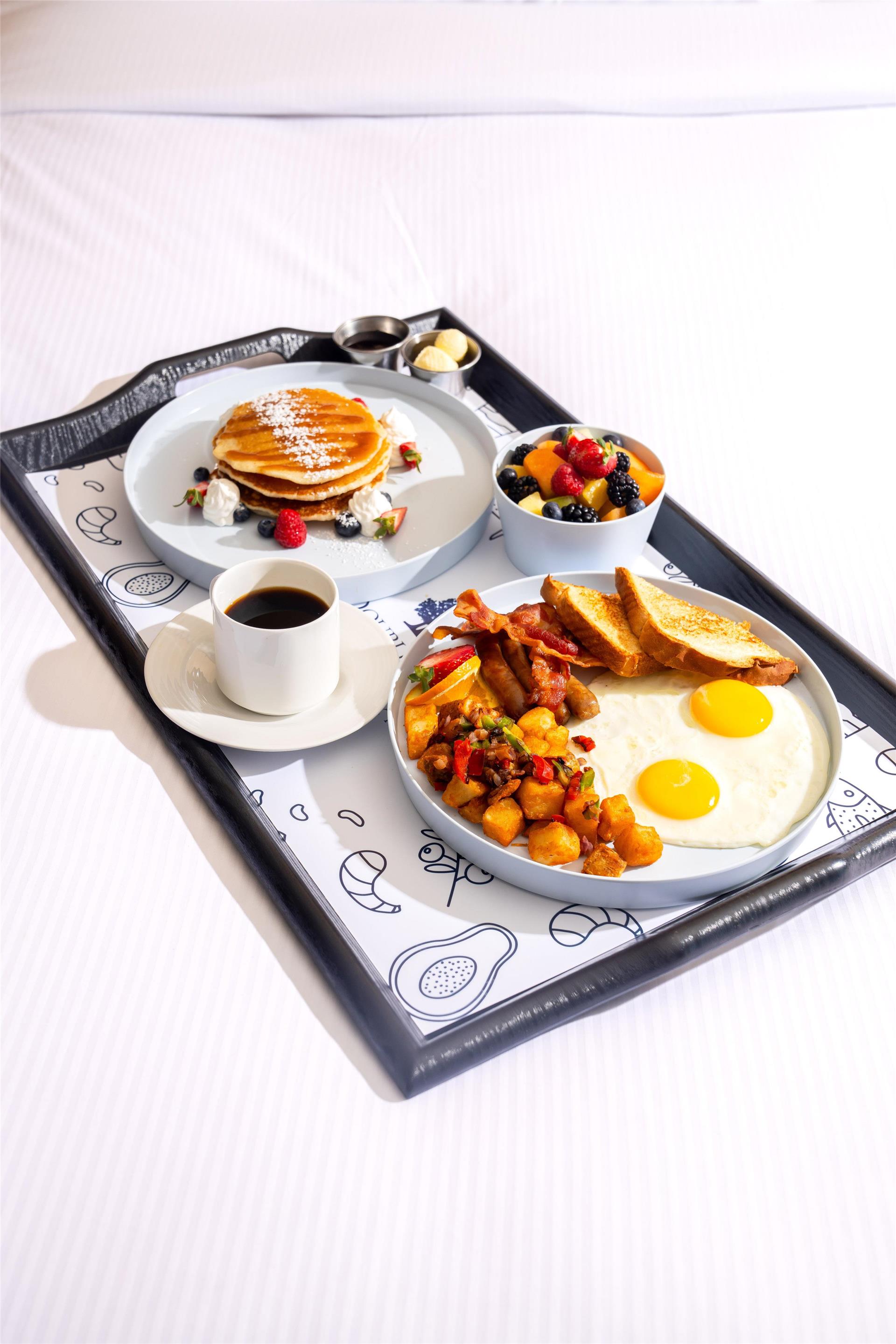 Breakfast Area | DoubleTree by Hilton Hotel Orlando at SeaWorld