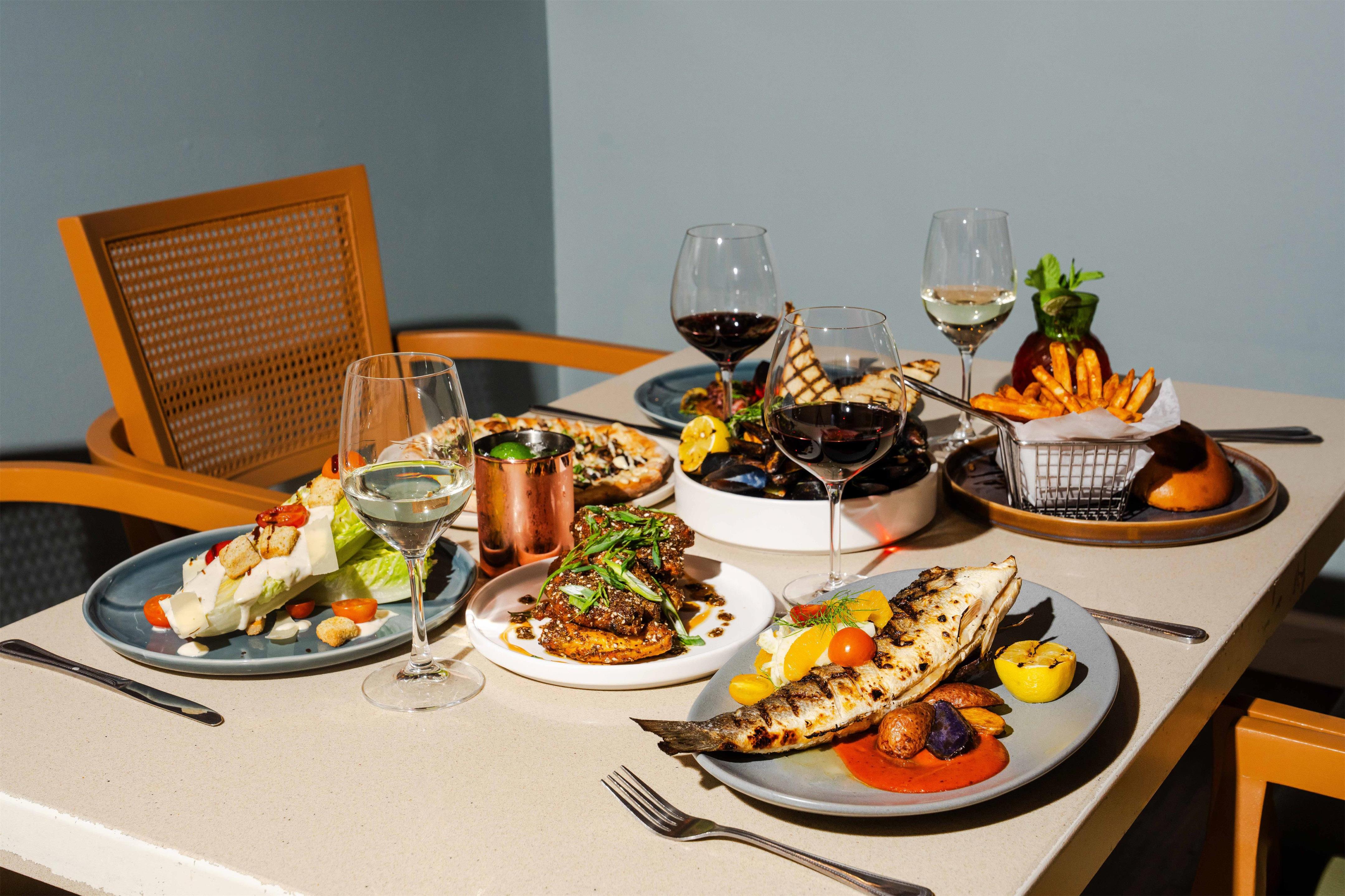 Restaurant | DoubleTree by Hilton Hotel Orlando at SeaWorld