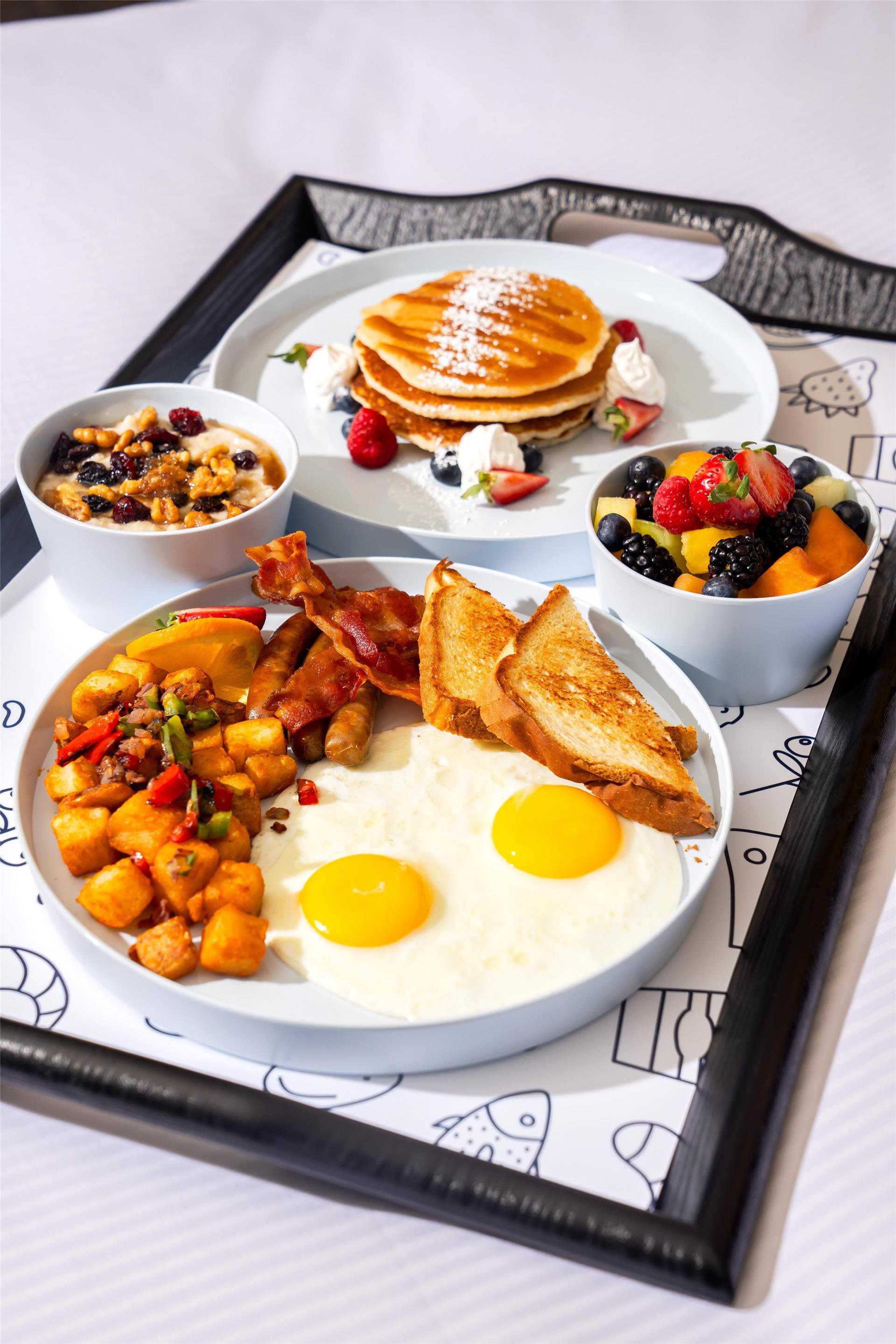 Breakfast Area | DoubleTree by Hilton Hotel Orlando at SeaWorld