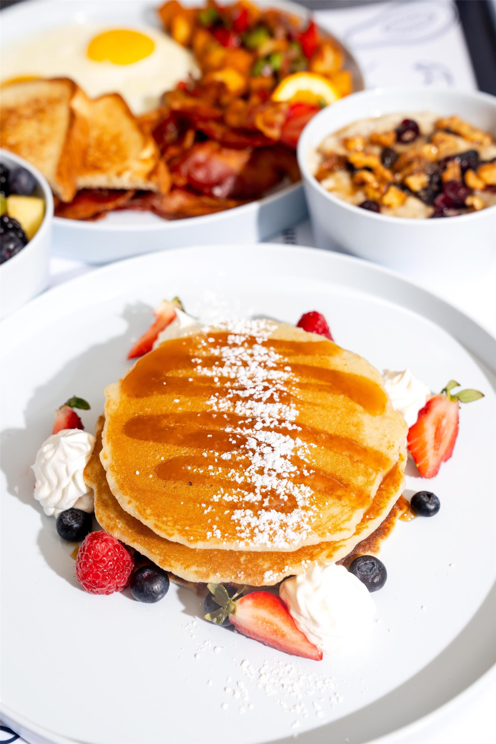 Breakfast Area | DoubleTree by Hilton Hotel Orlando at SeaWorld