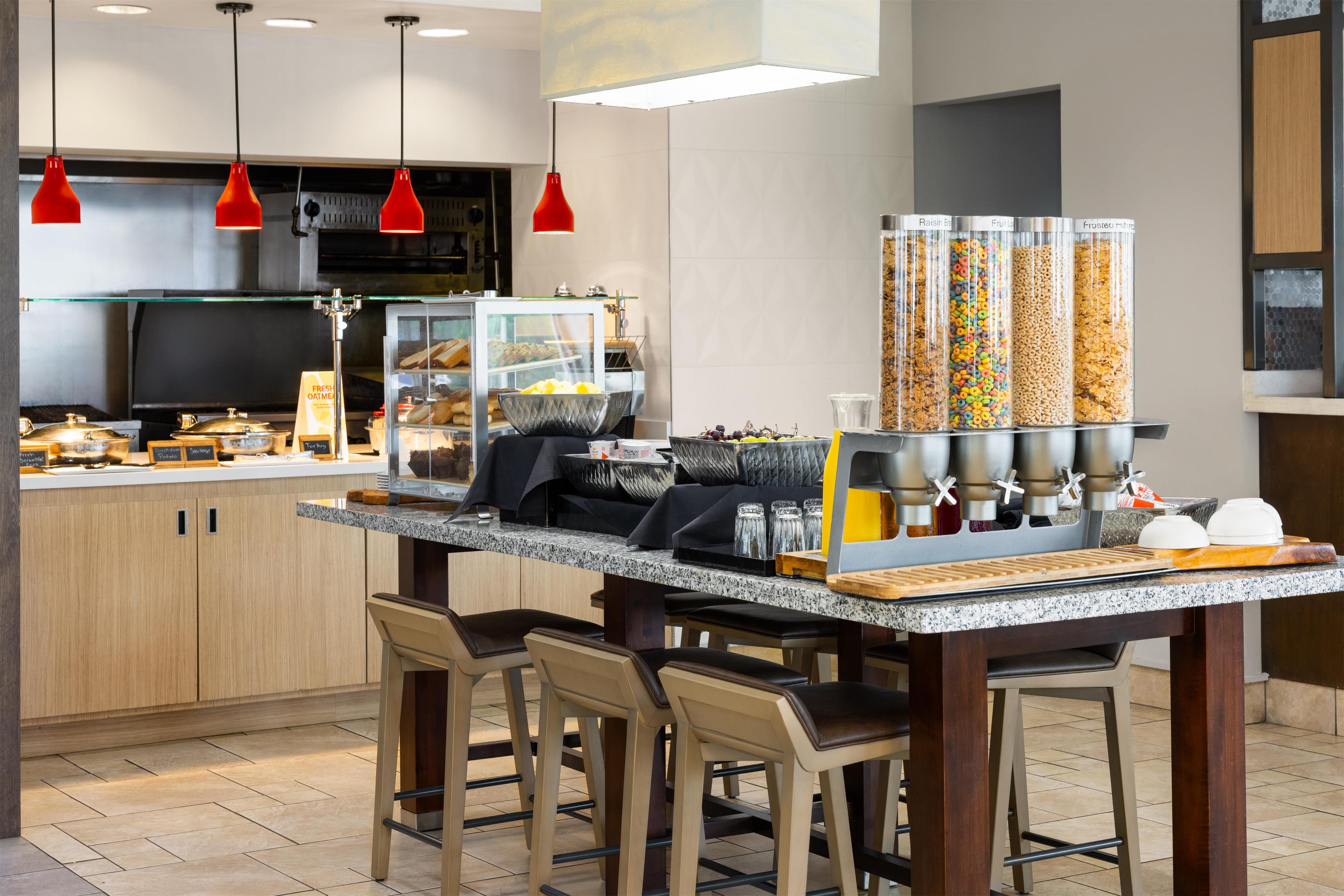 Breakfast Area | Hilton Garden Inn Memphis/Wolfchase Galleria