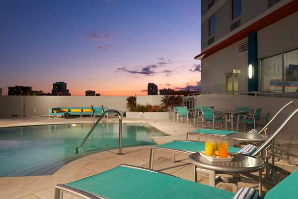 Pool - Hampton Inn & Suites Brickell Downtown Miami - I-95, Exit 1B