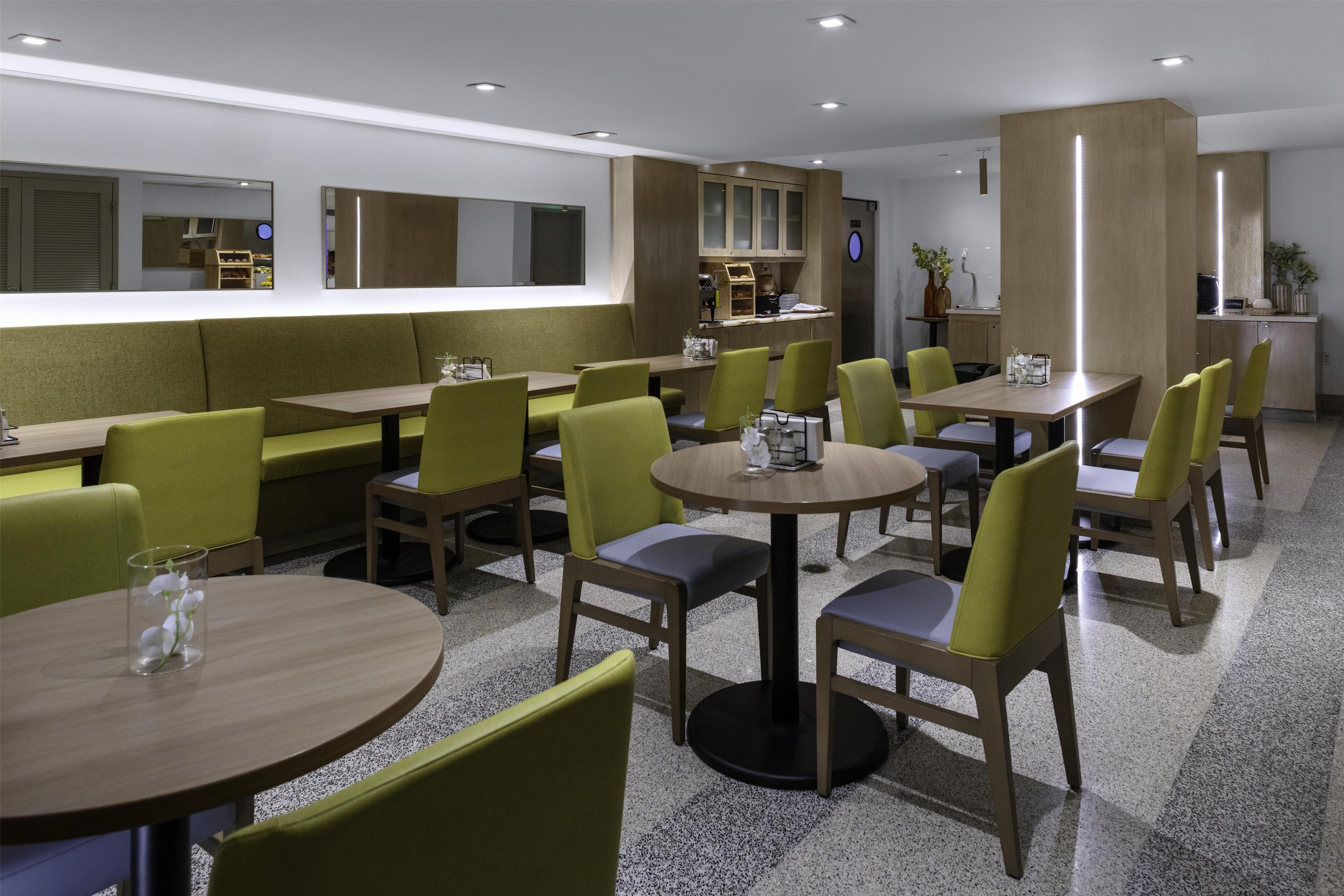Restaurant | Hilton Garden Inn Miami South Beach