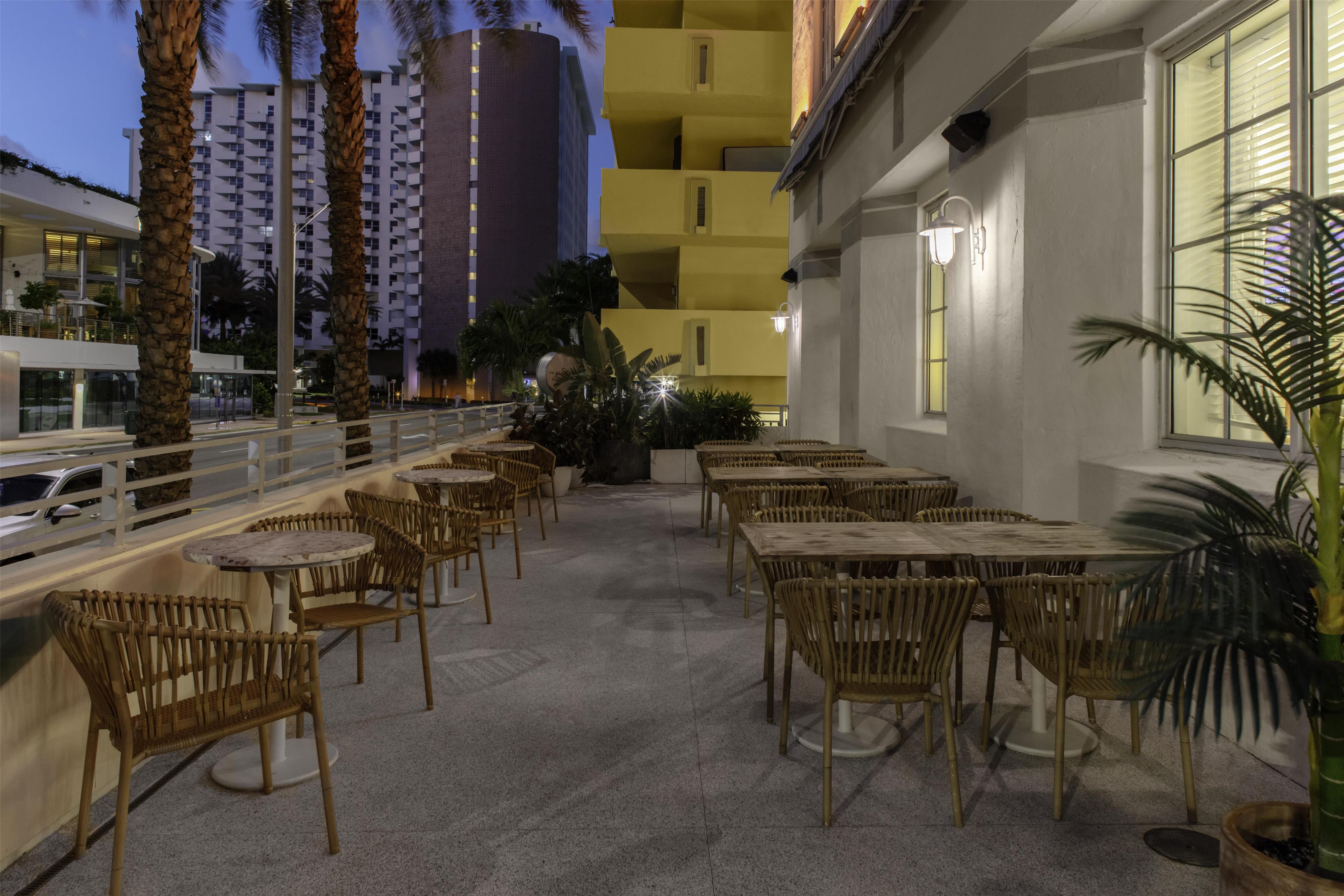 Restaurant | Hilton Garden Inn Miami South Beach