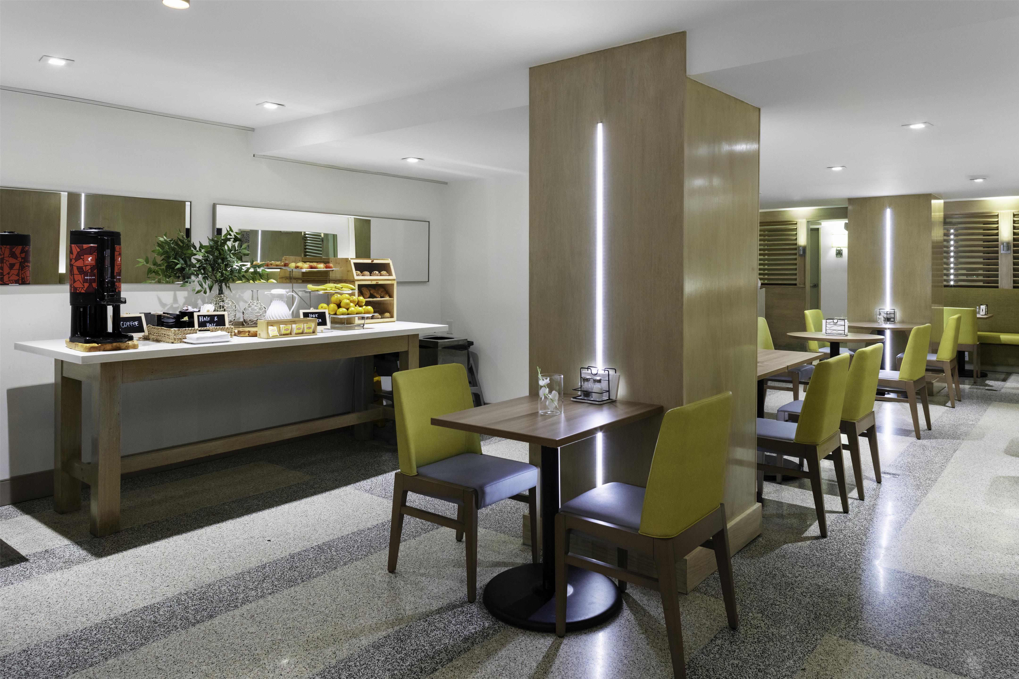 Restaurant | Hilton Garden Inn Miami South Beach