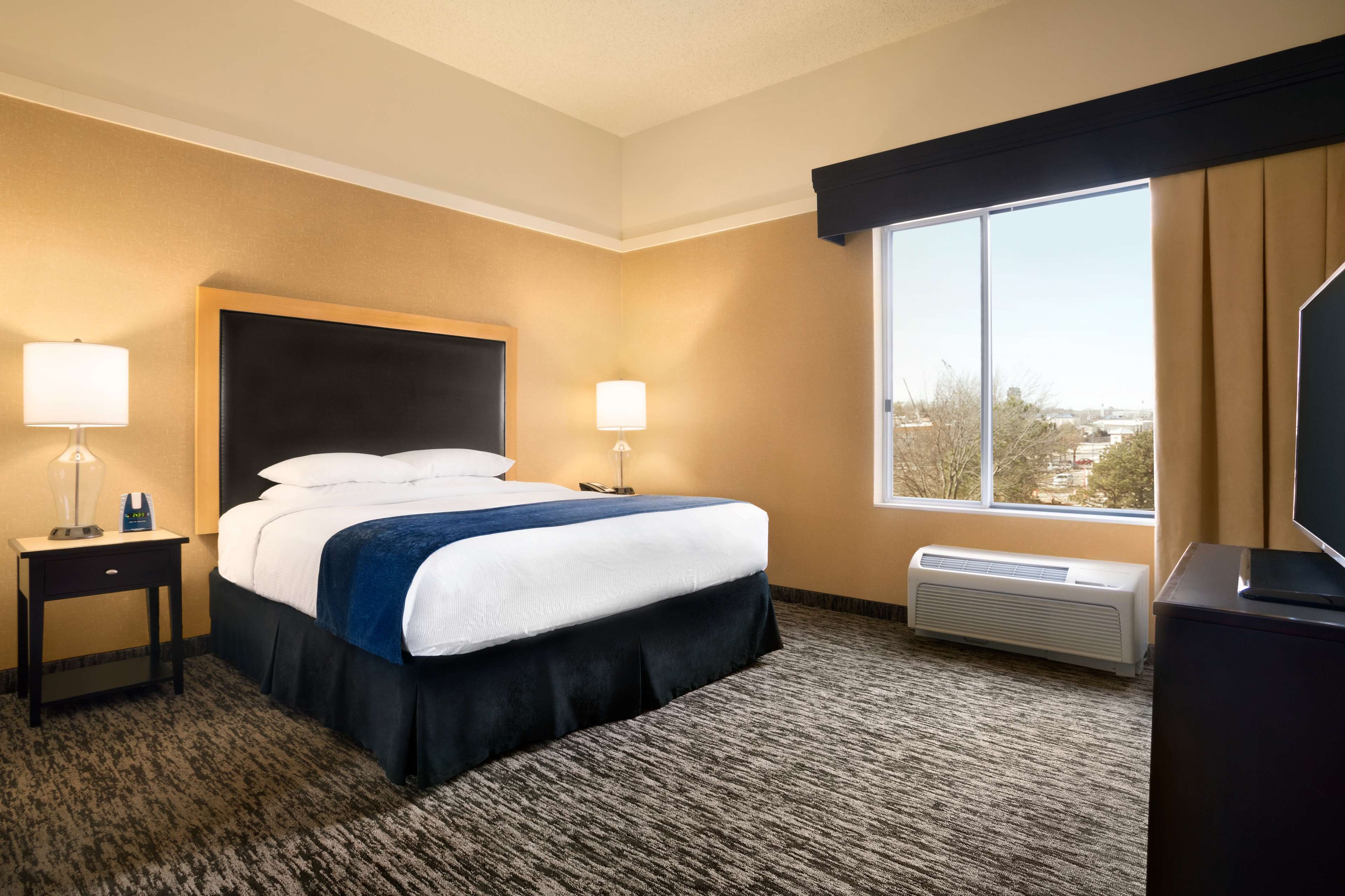 DoubleTree by Hilton Oklahoma City Airport Room Type - 1 KING BED W SOFA SLEEPER