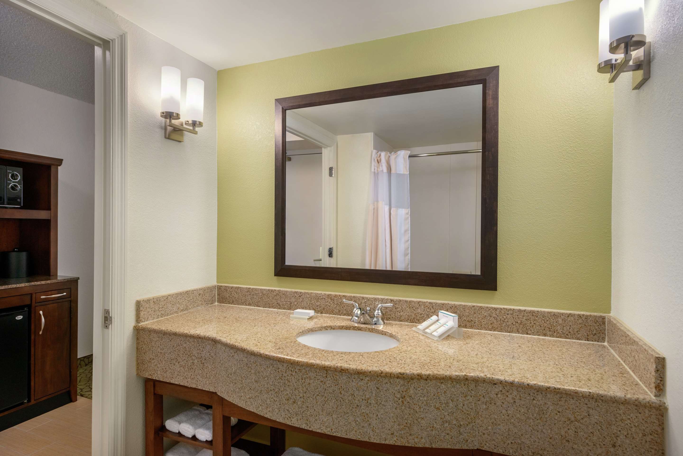 Guest room bath