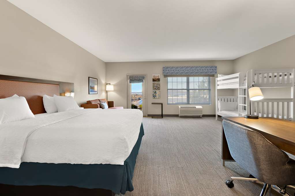 Hampton Inn and Suites Petoskey Room Type - 1KING FAMILY SUITE NONSMOK