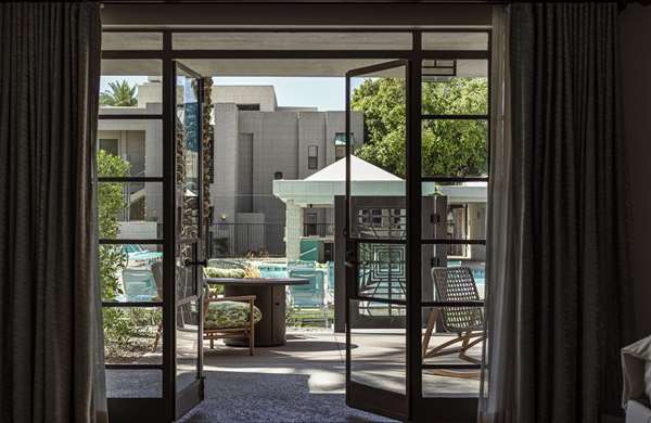 PARADISE POOL SIDE - TWO QUEEN BEDS