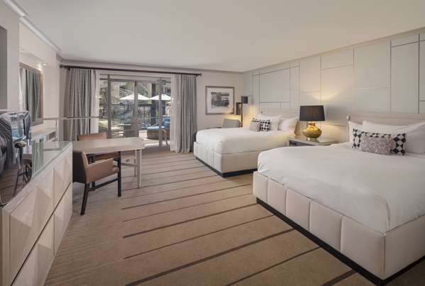 PARADISE POOL SIDE - TWO QUEEN BEDS