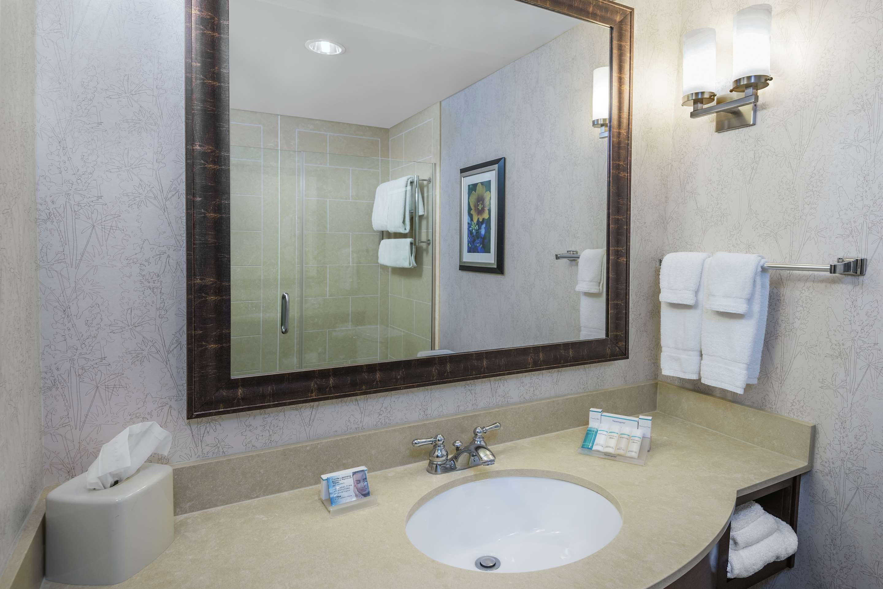 Guest room bath