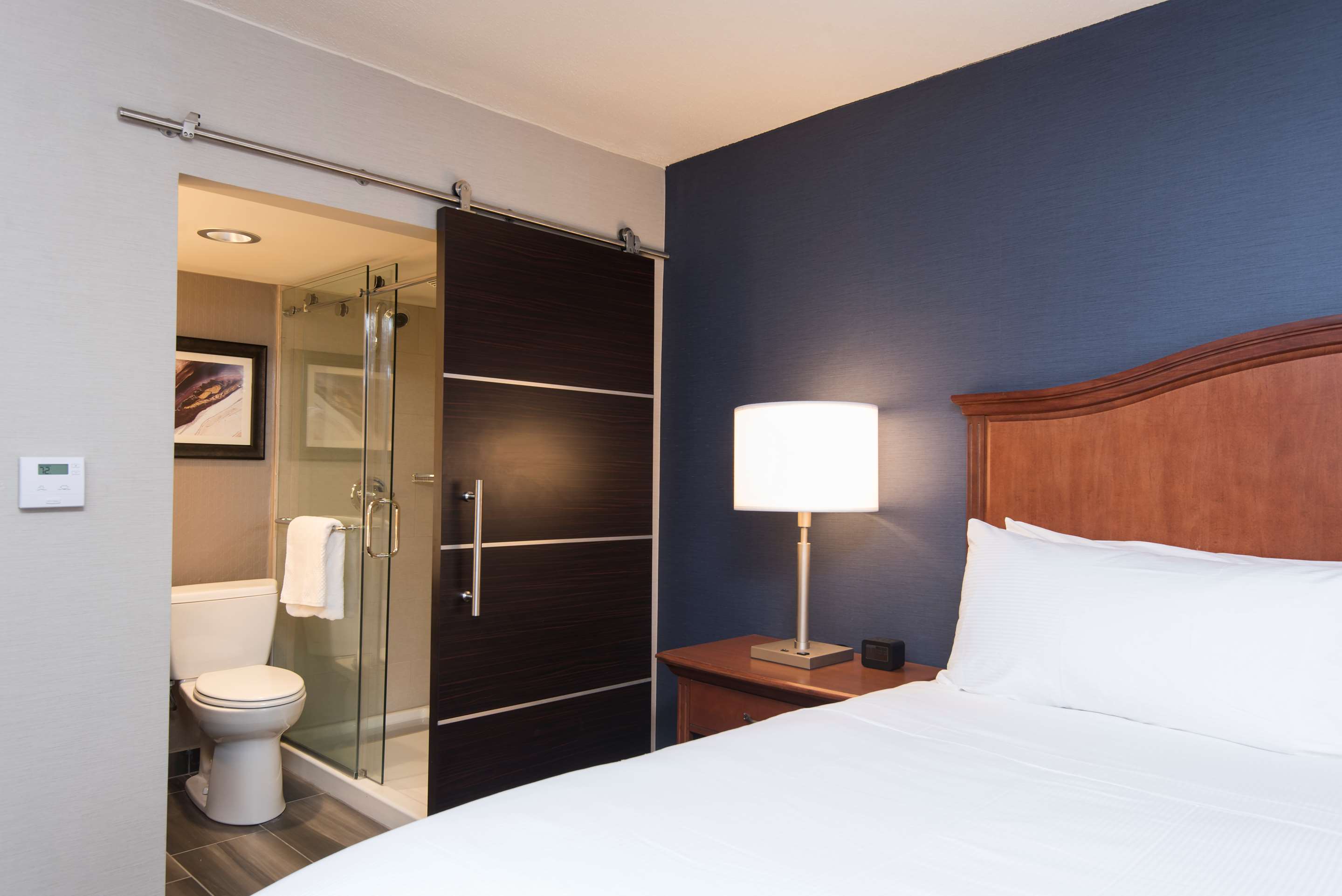 Guest room bath