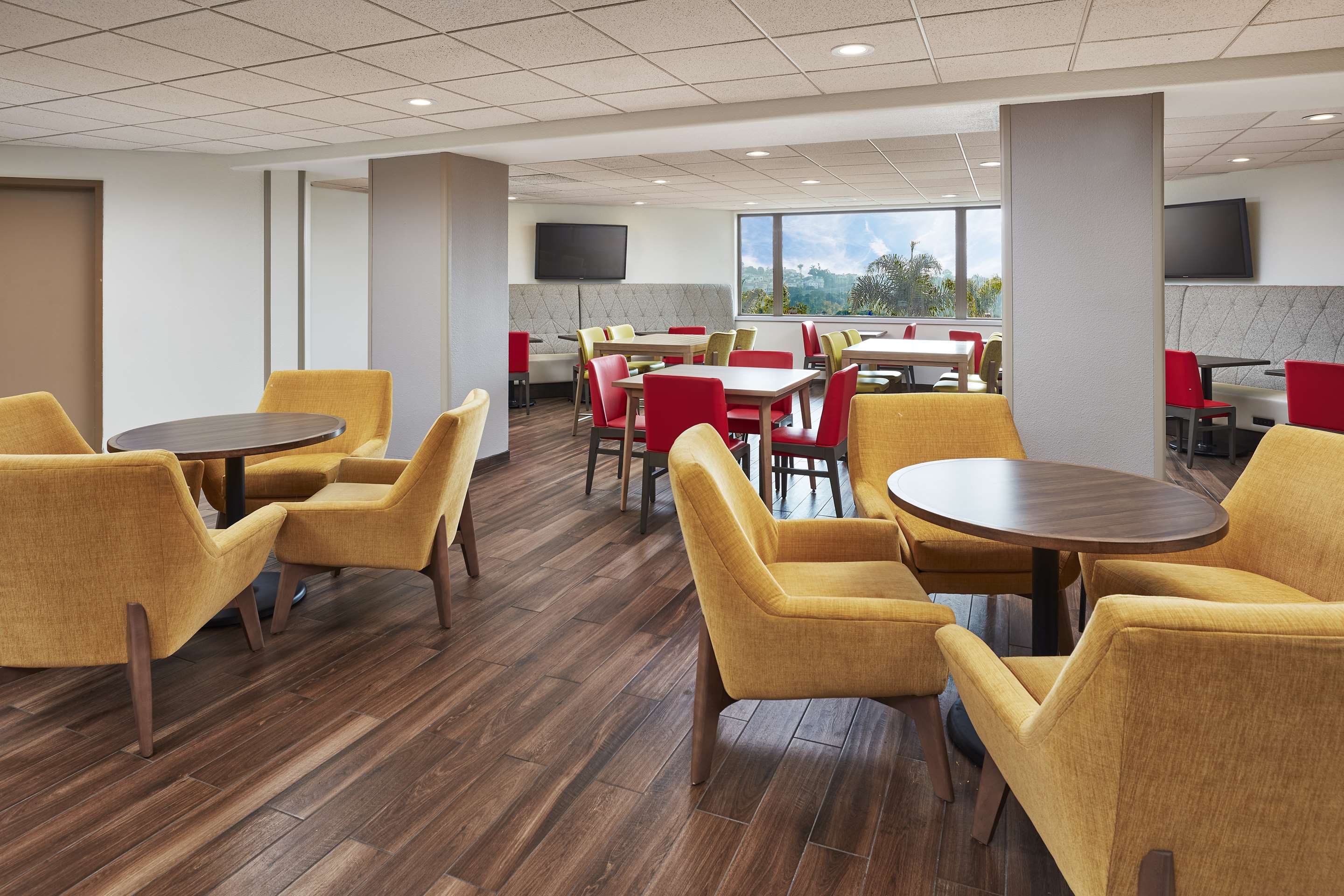 Breakfast Area | Hilton Garden Inn San Luis Obispo/Pismo Beach