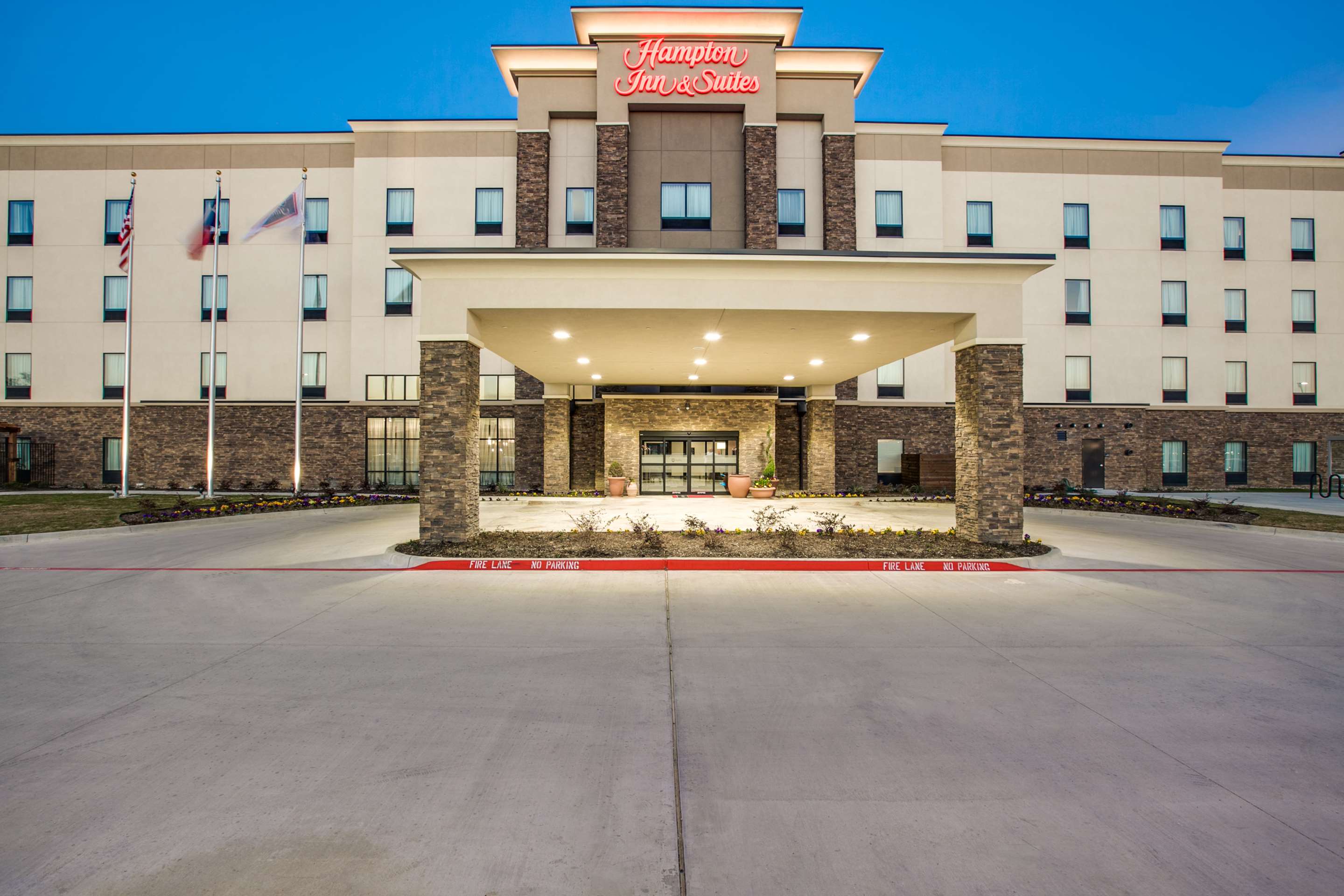 Exterior | Hampton Inn & Suites Dallas/Ft. Worth Airport South