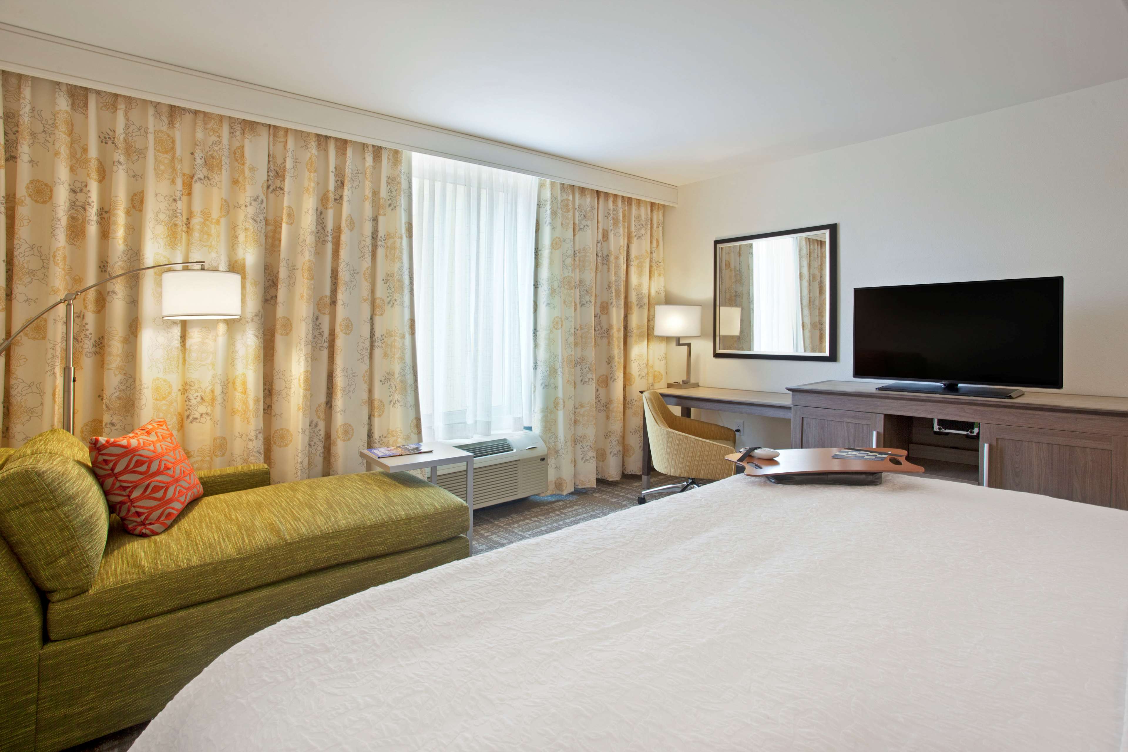 Hampton Inn & Suites Minneapolis / Downtown Room Type - 1KG MOB HEAR ACC RI-SHW NS