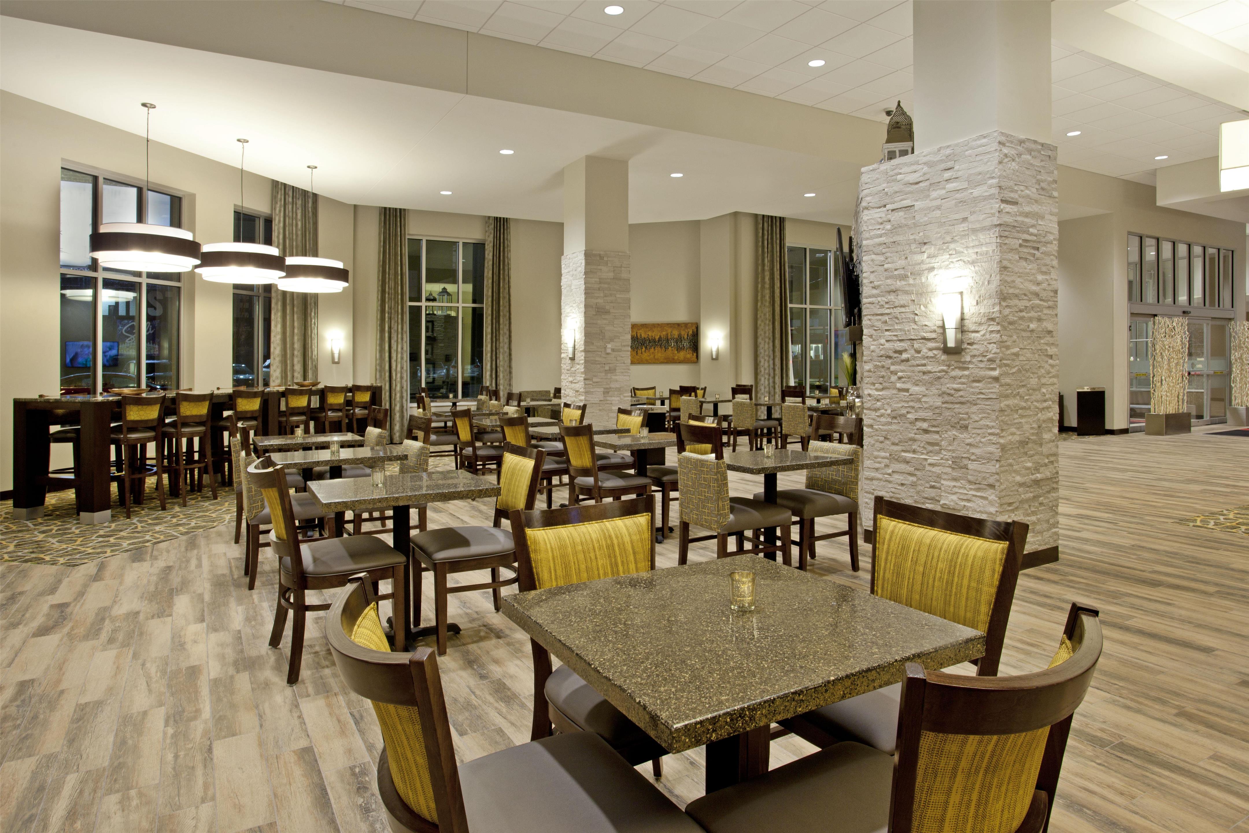 Lobby | Hampton Inn & Suites Minneapolis / Downtown