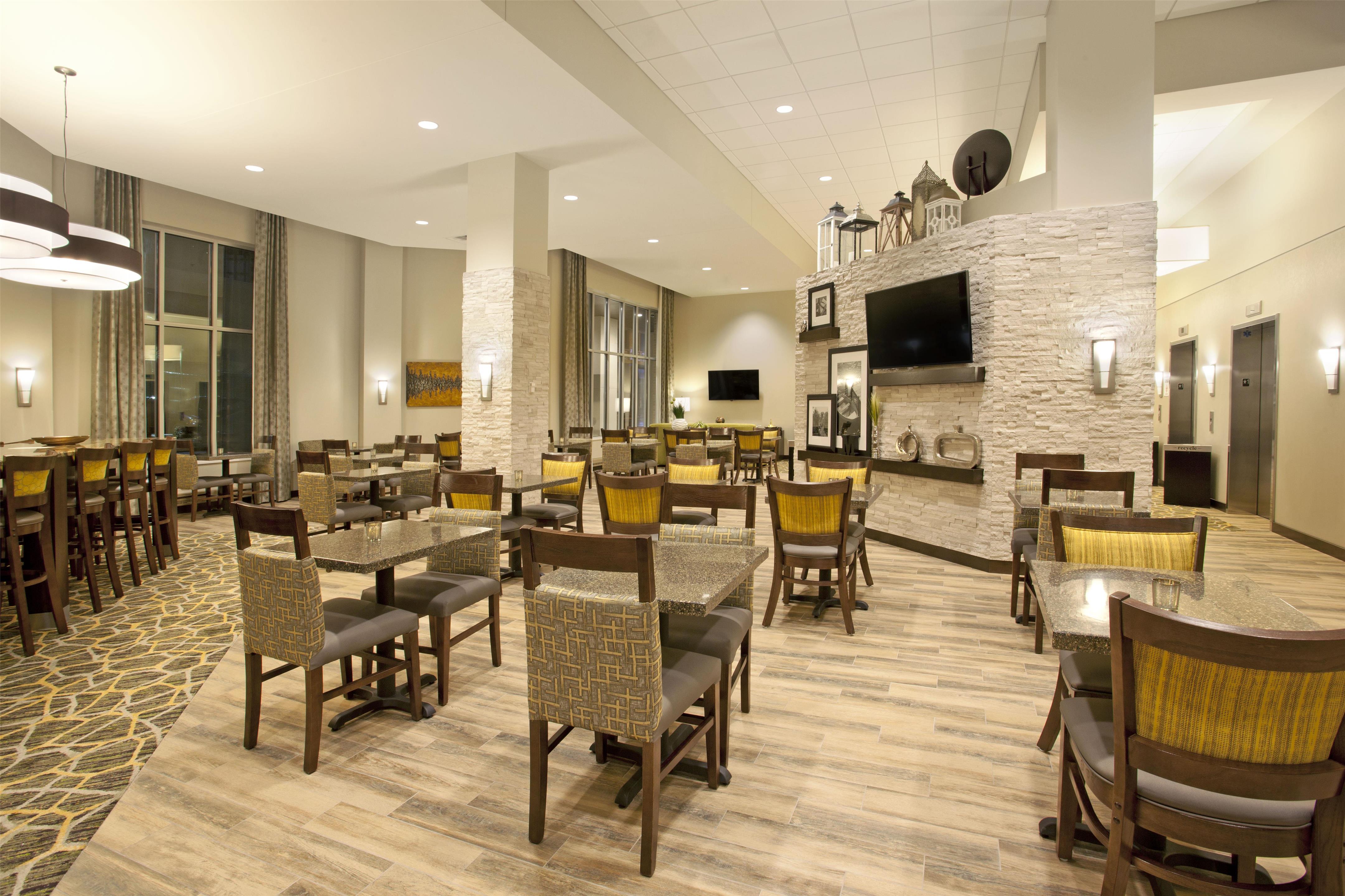 Lobby | Hampton Inn & Suites Minneapolis / Downtown