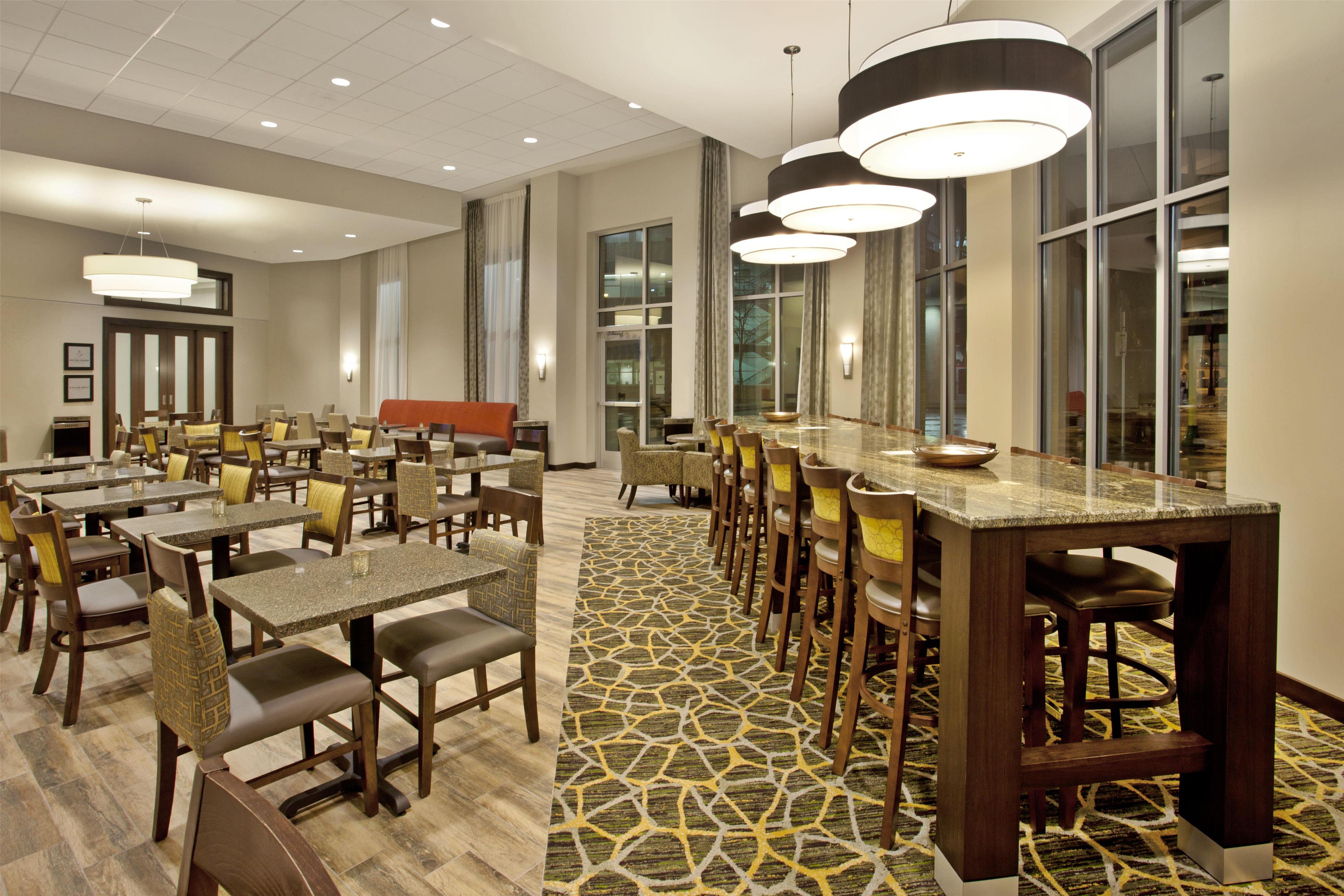 Lobby | Hampton Inn & Suites Minneapolis / Downtown