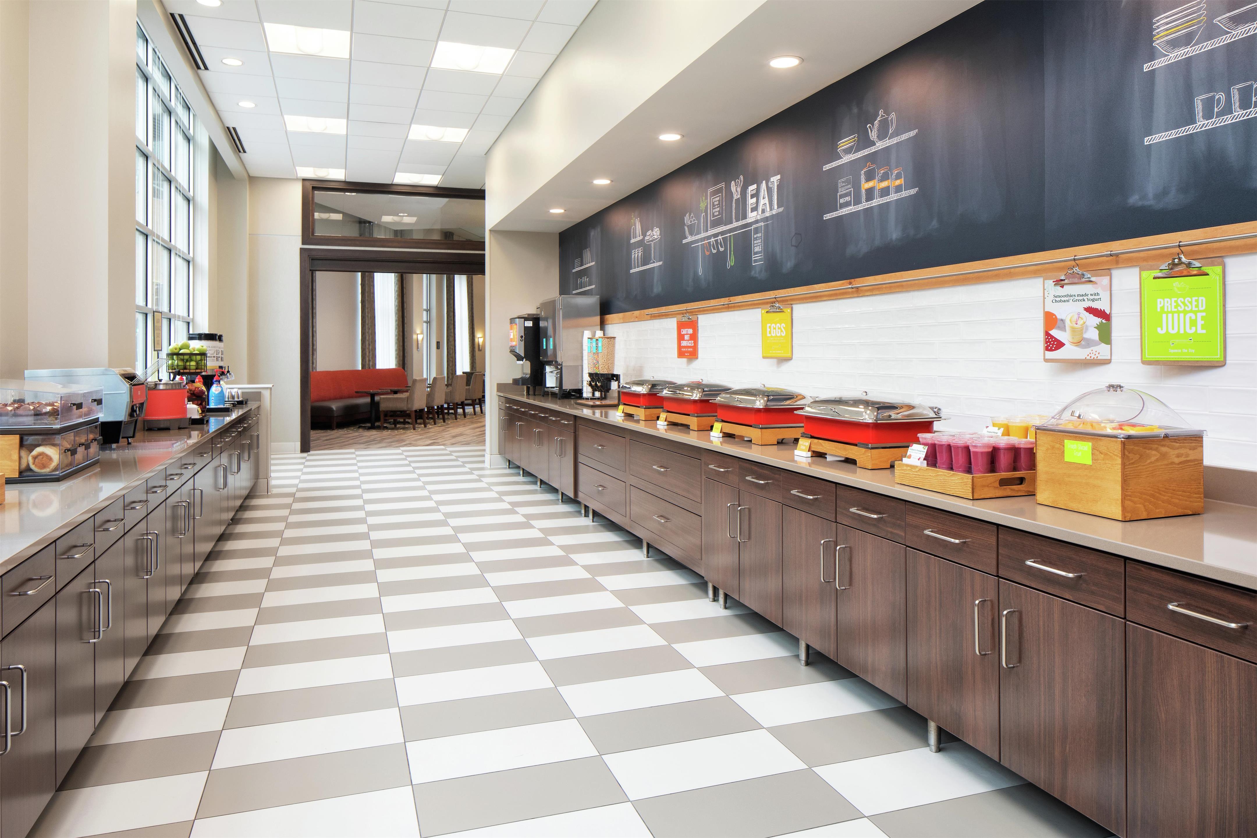 Breakfast Area | Hampton Inn & Suites Minneapolis / Downtown