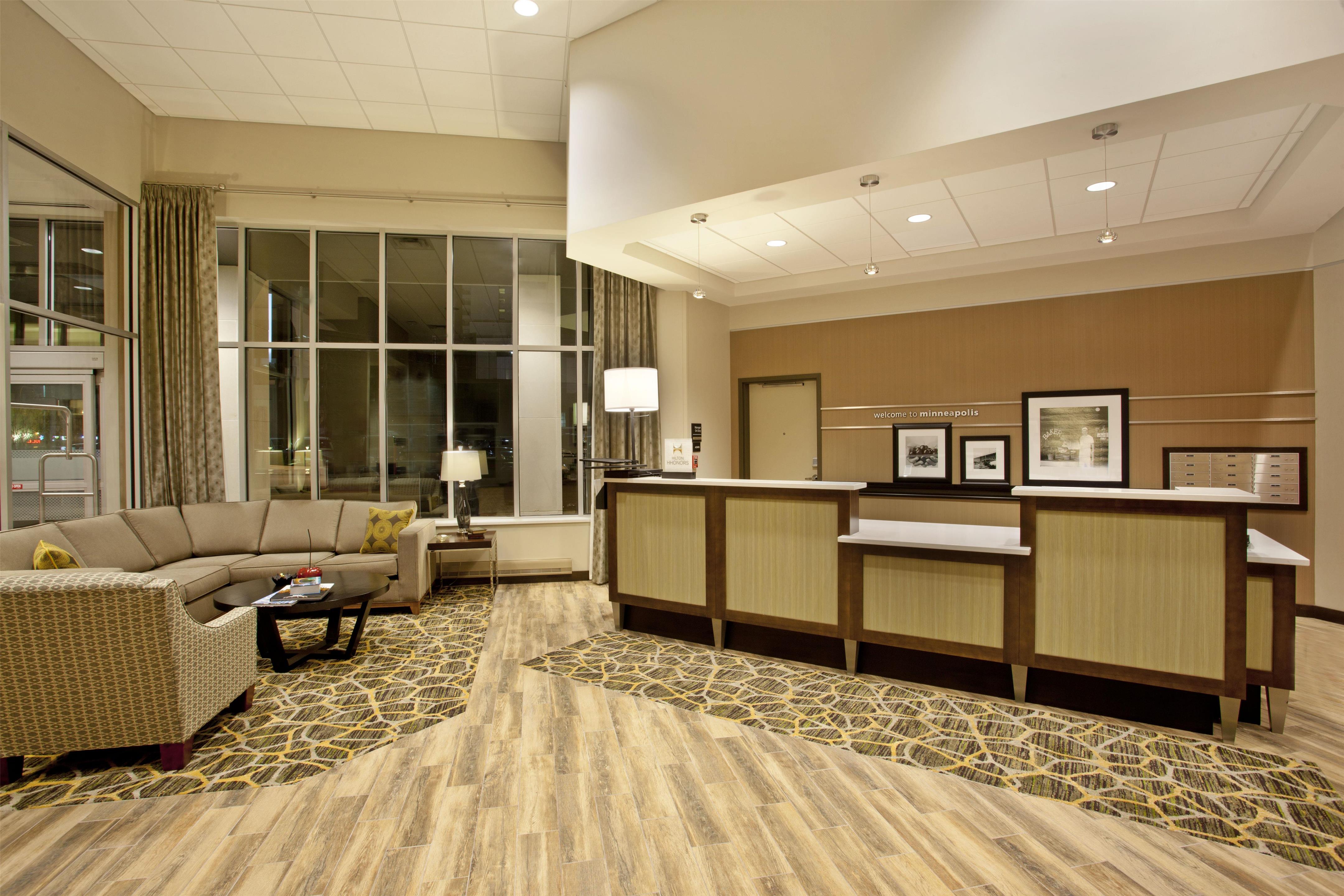 Reception | Hampton Inn & Suites Minneapolis / Downtown