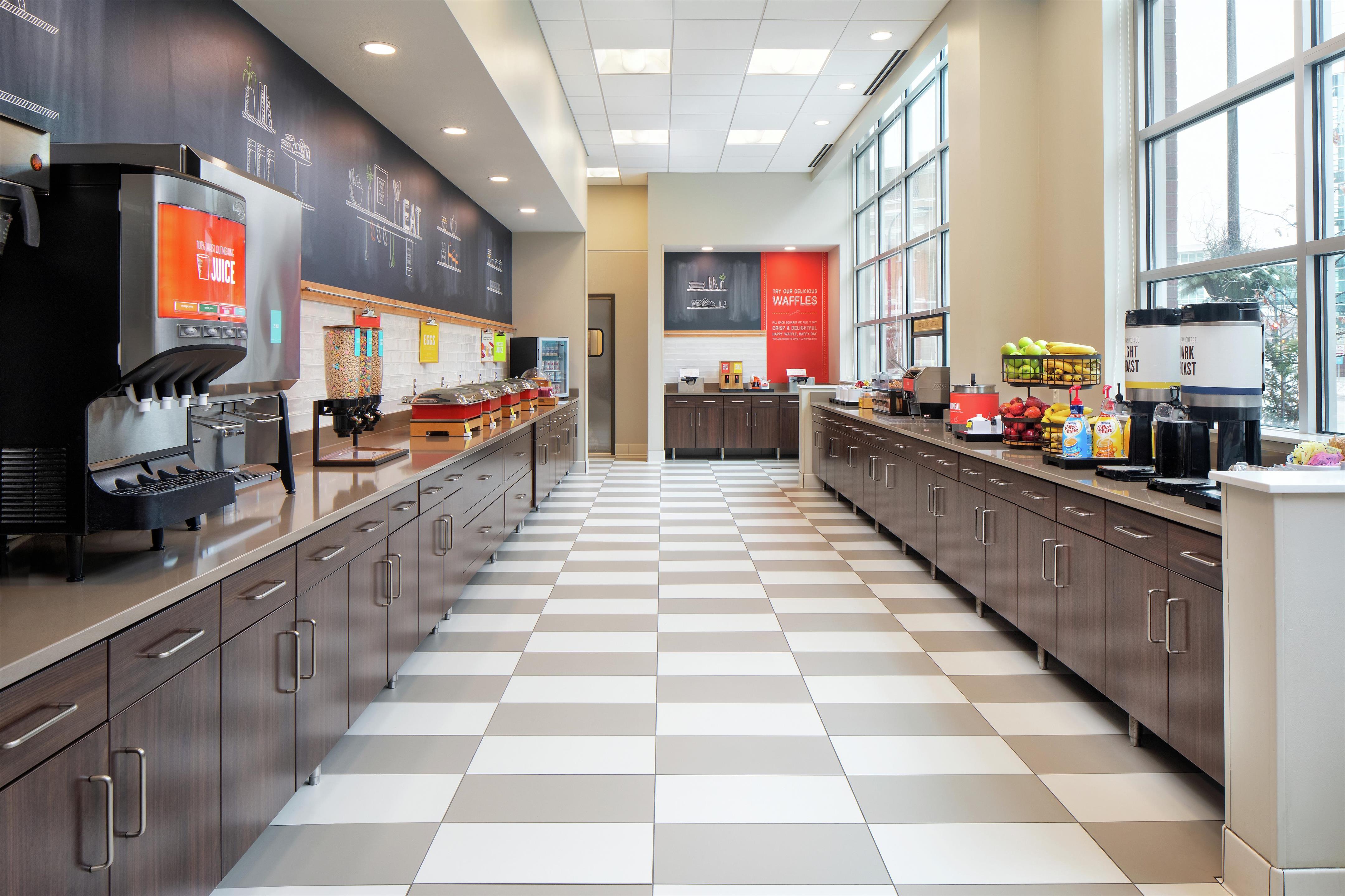 Breakfast Area | Hampton Inn & Suites Minneapolis / Downtown