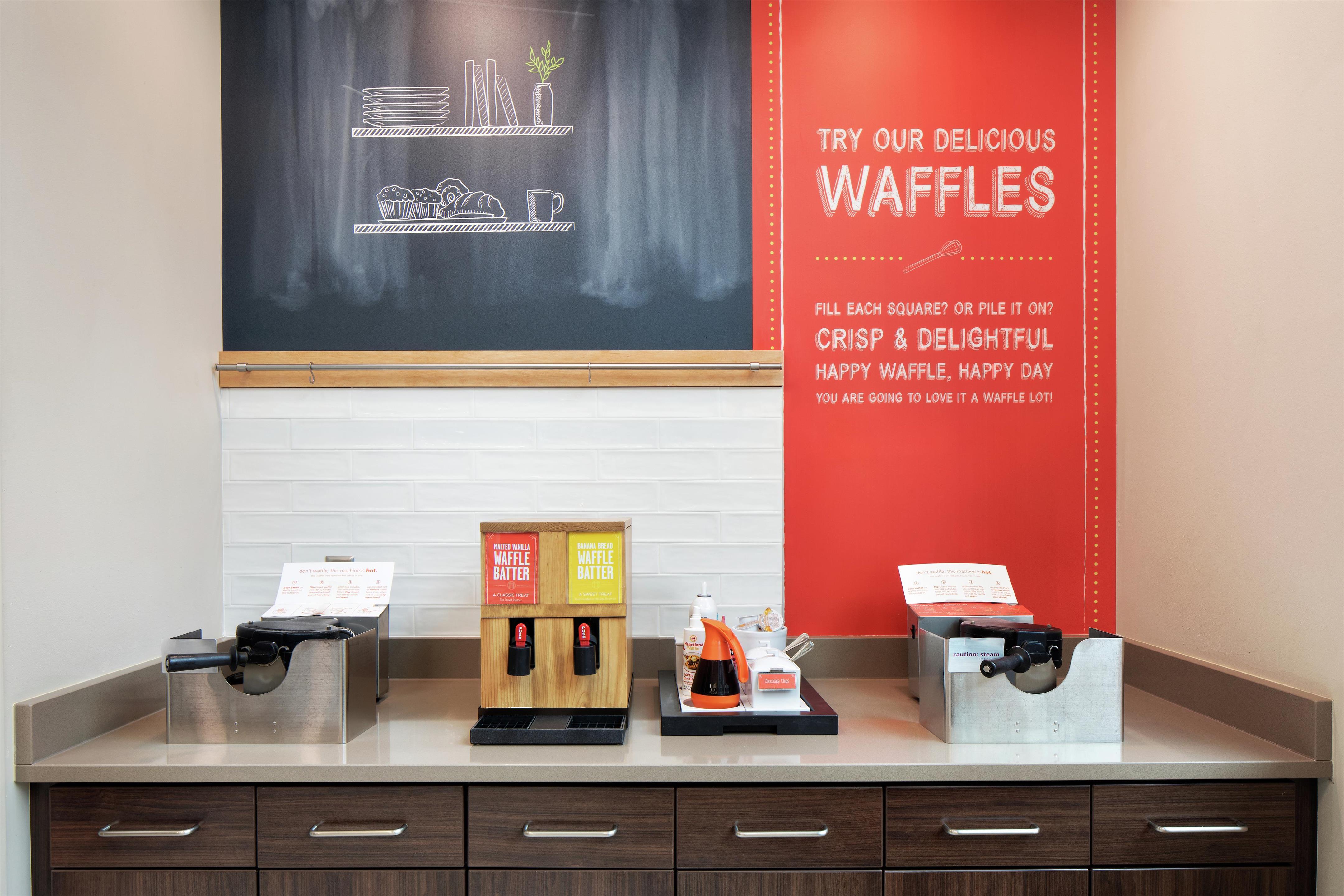 Breakfast Area | Hampton Inn & Suites Minneapolis / Downtown