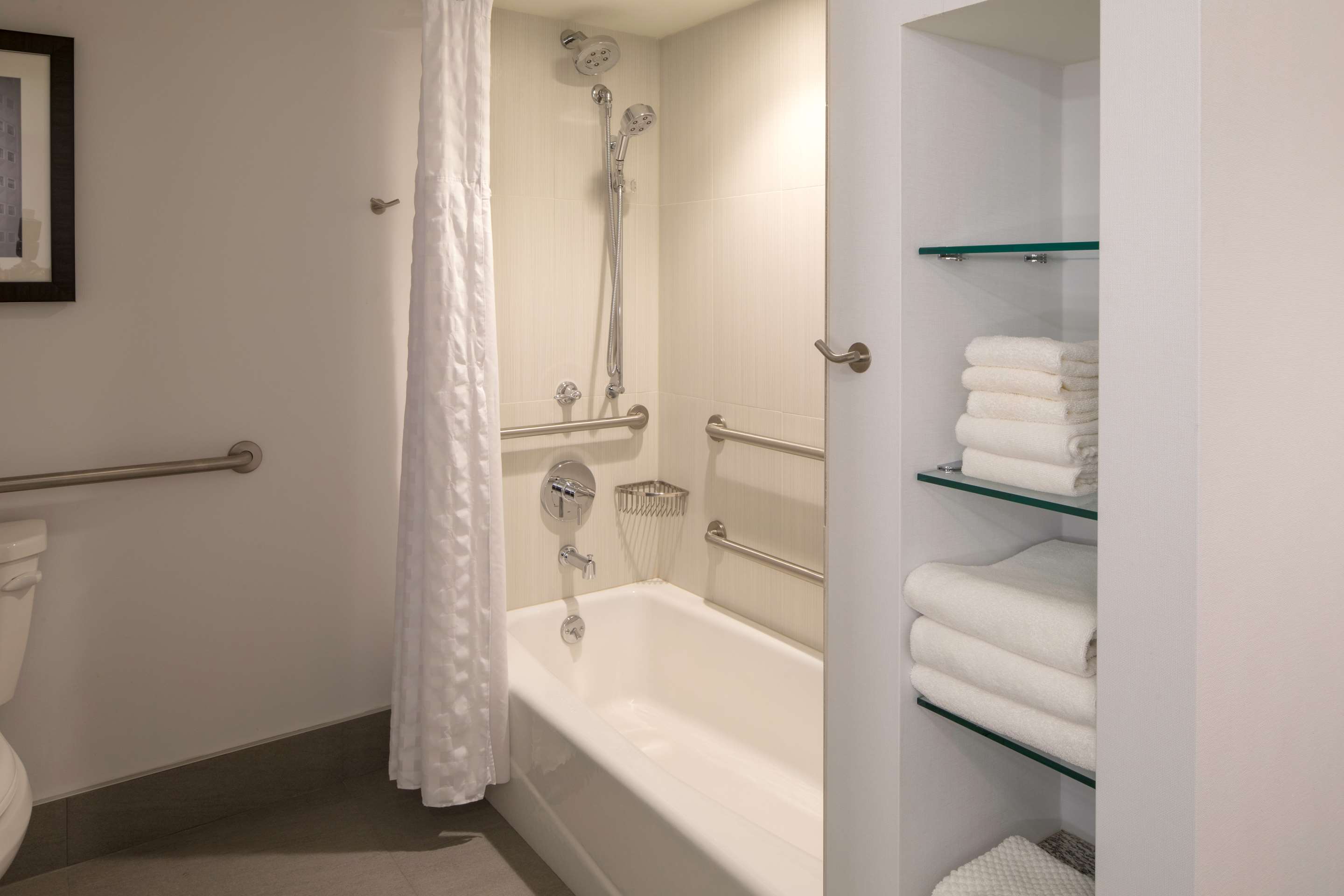 Guest room bath