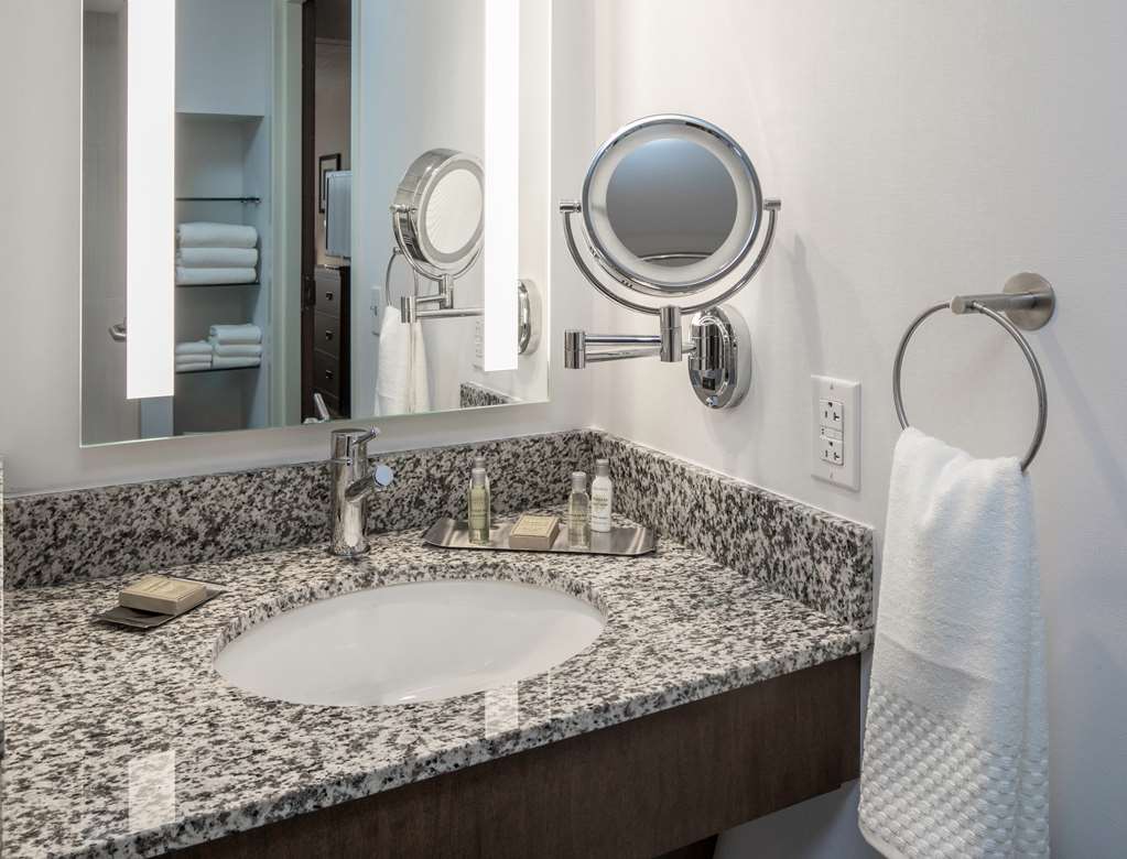 DoubleTree by Hilton Hotel Pittsburgh-Cranberry Room Type - 1 KING MOB HEAR ACC W TUB