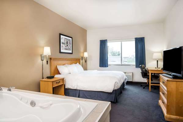 Suite - Baymont Inn & Suites Northeast Indianapolis