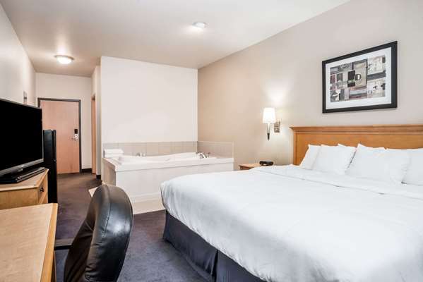 Suite - Baymont Inn & Suites Northeast Indianapolis