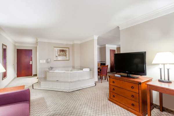 Suite - Baymont Inn & Suites Madisonville