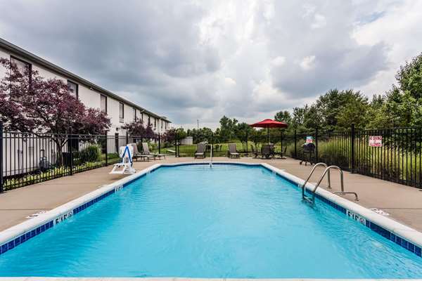 Pool - Baymont Inn & Suites Madisonville